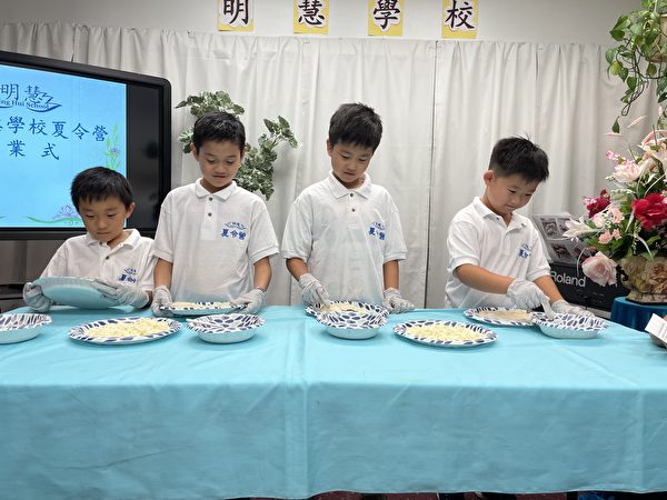 小朋友聚精會神的表演製作比薩餅