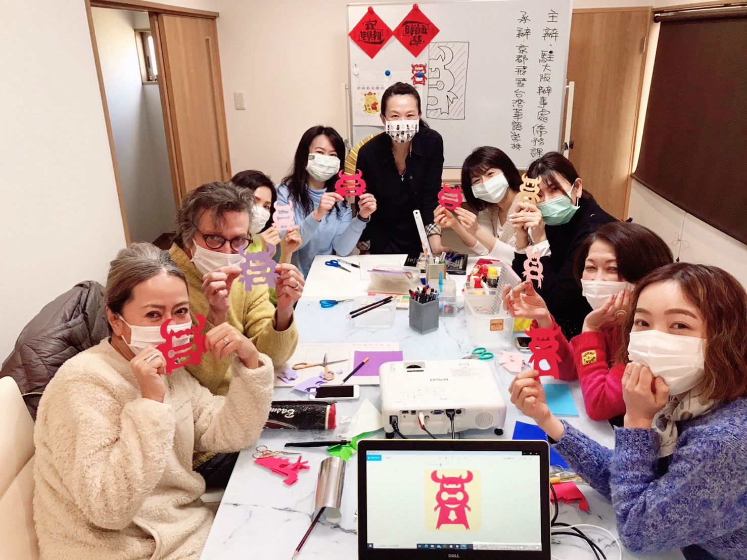 可愛牛完成囉（中間為負責人劉柔敏）