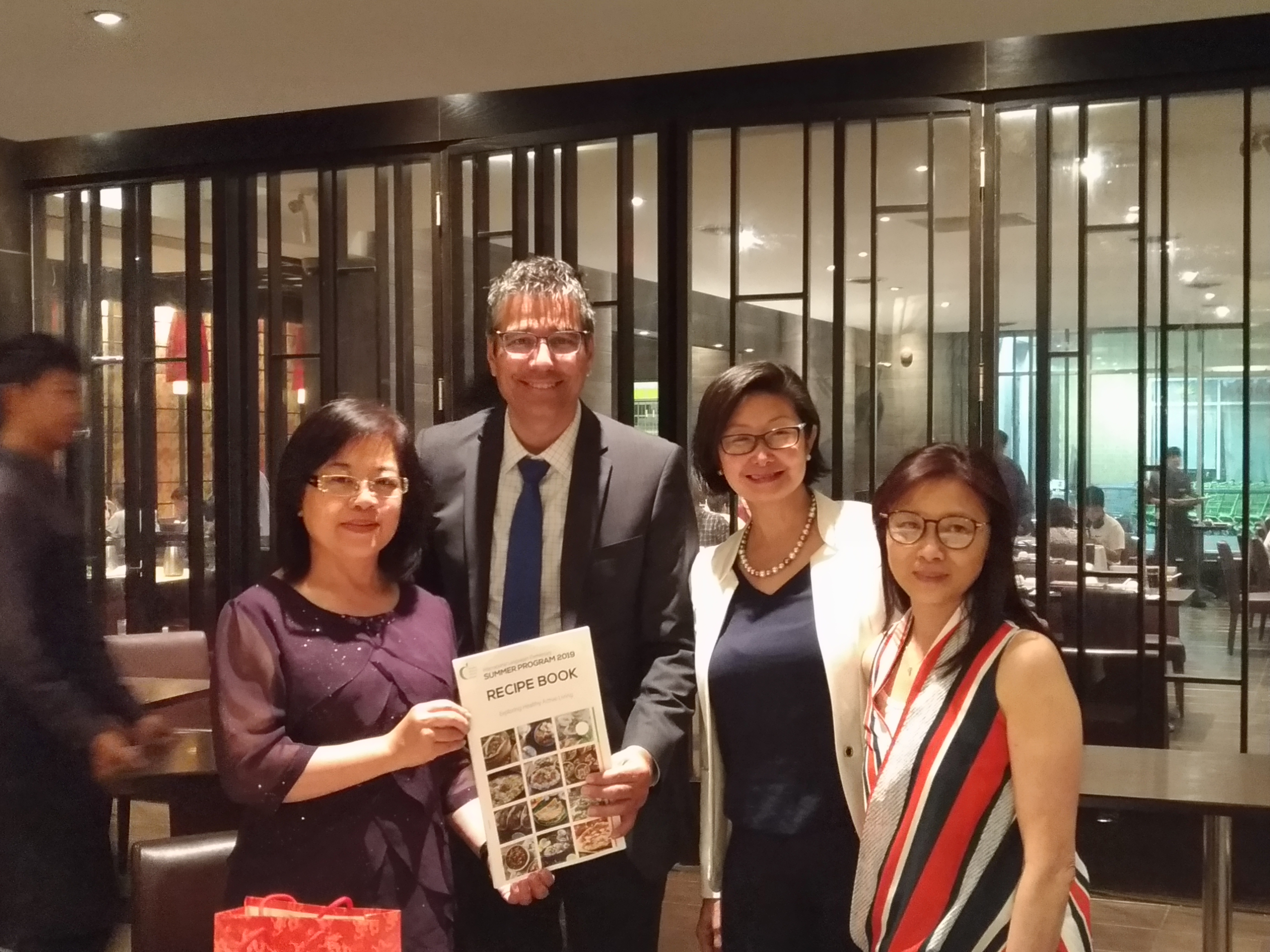 多倫多教育局國際語言課程主管Jolly Yang(左一)晚宴，多倫多教育局公校總校長Norbert Costa(左二)致贈具紀念意義的Summer Program Receipe予即將離任的文教中心李叔玲主任(左一)。