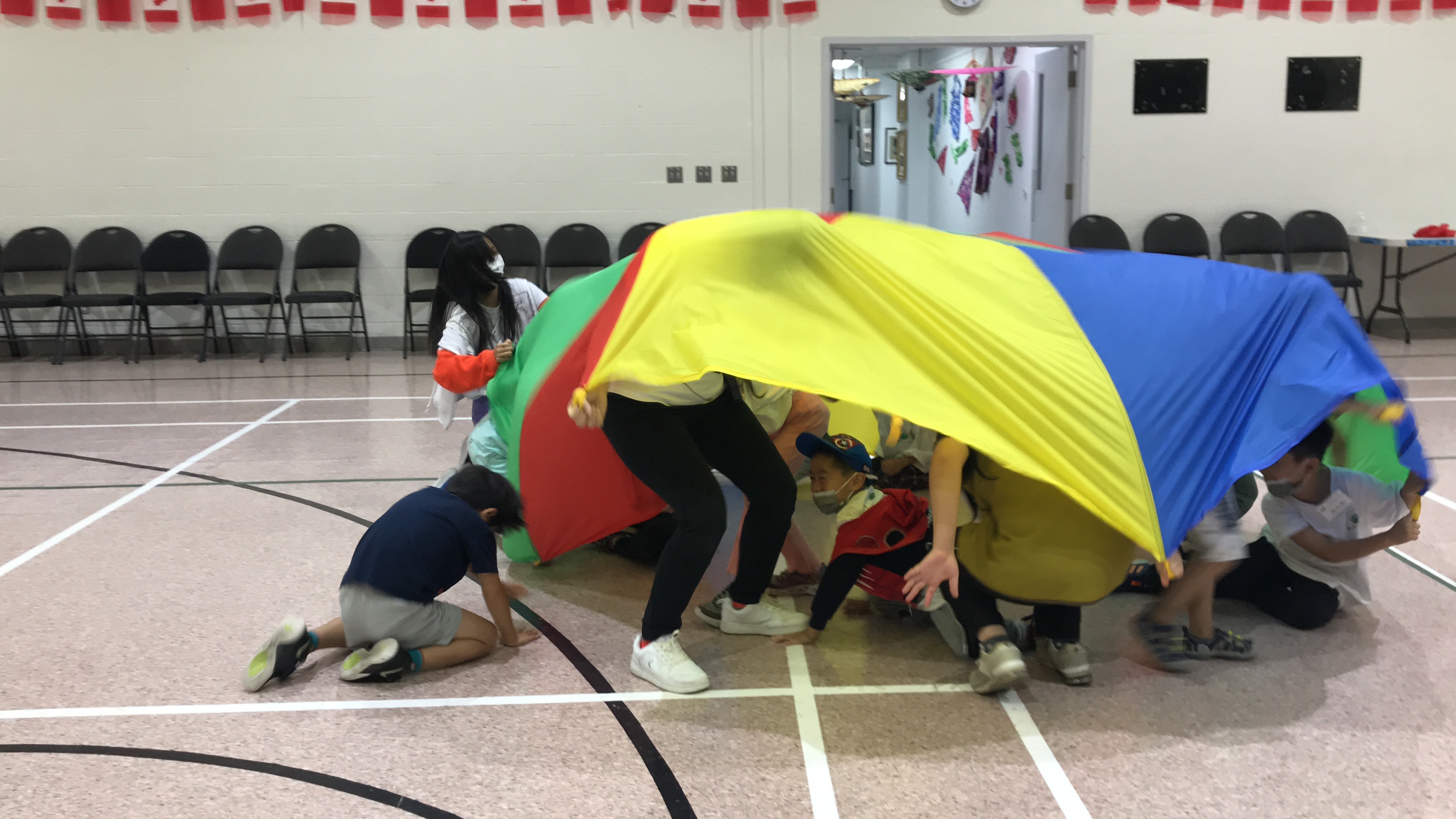 學員們在做遊戲-氣球傘