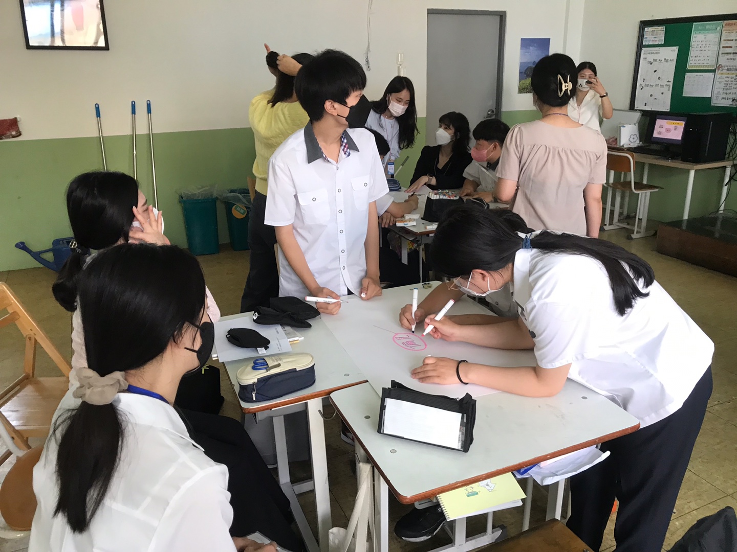 韓國大學實習教師讓同學們分組進行教學活動