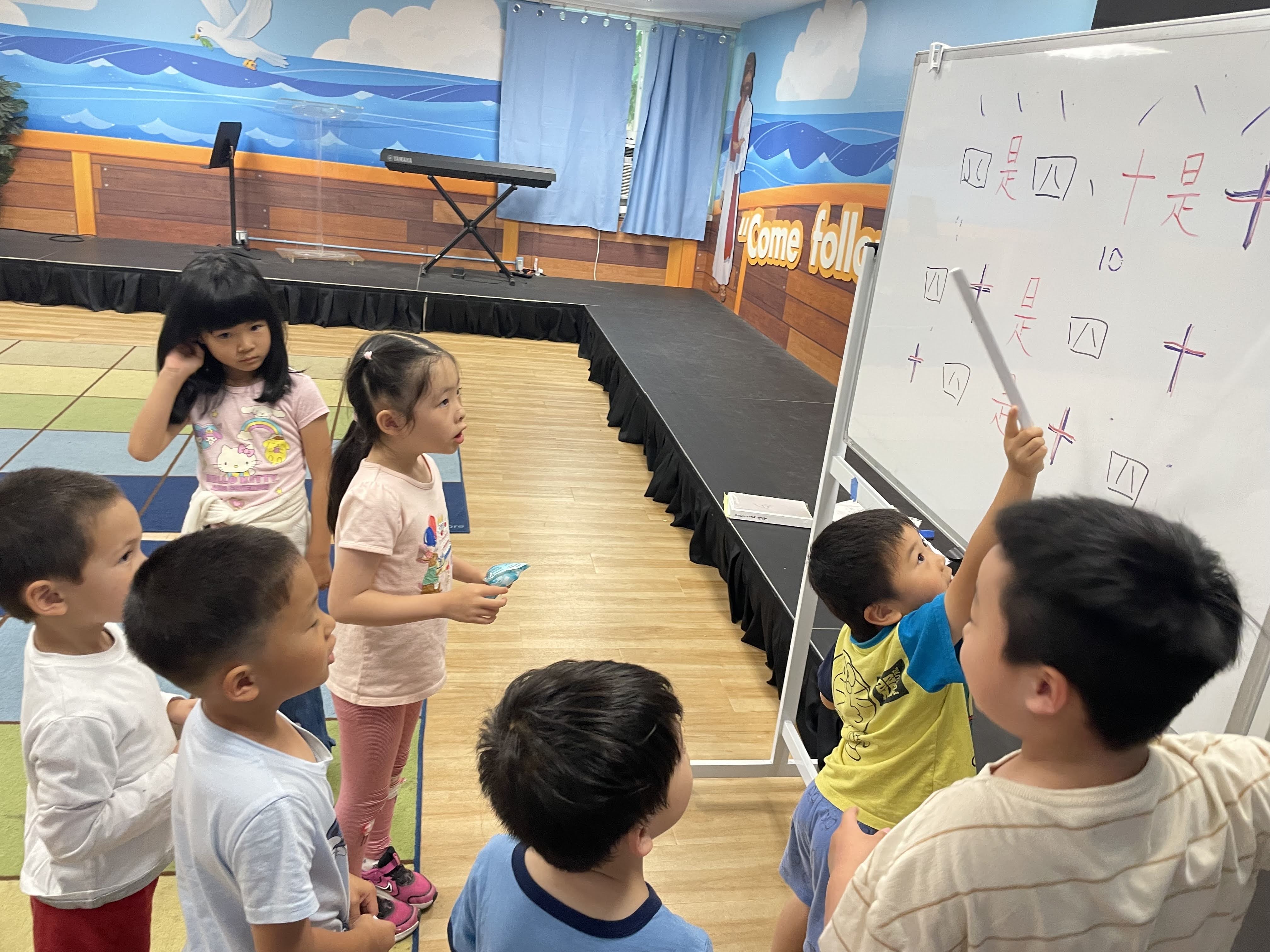 孩子們爭先恐後地來表演所學的