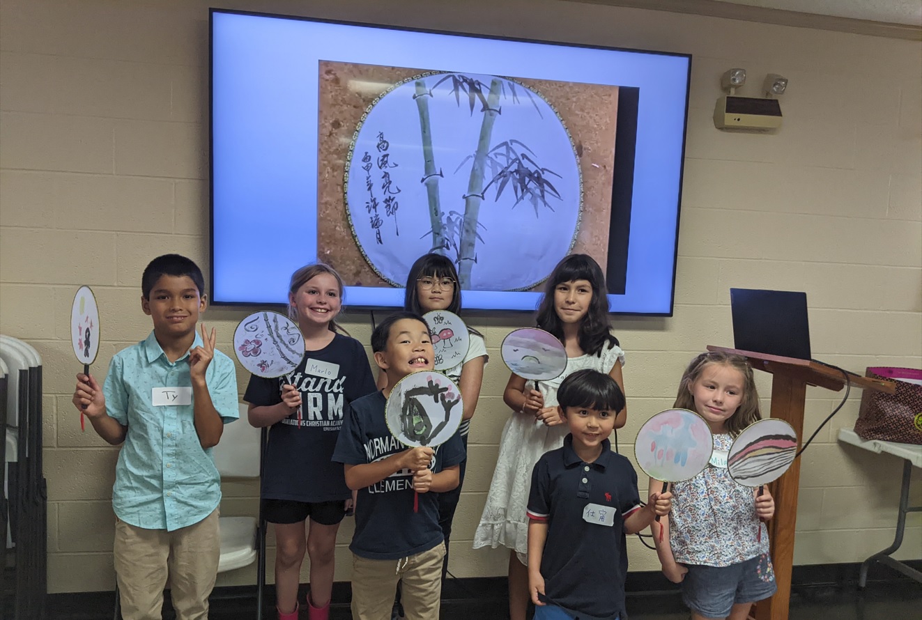 學員展示畫扇成果