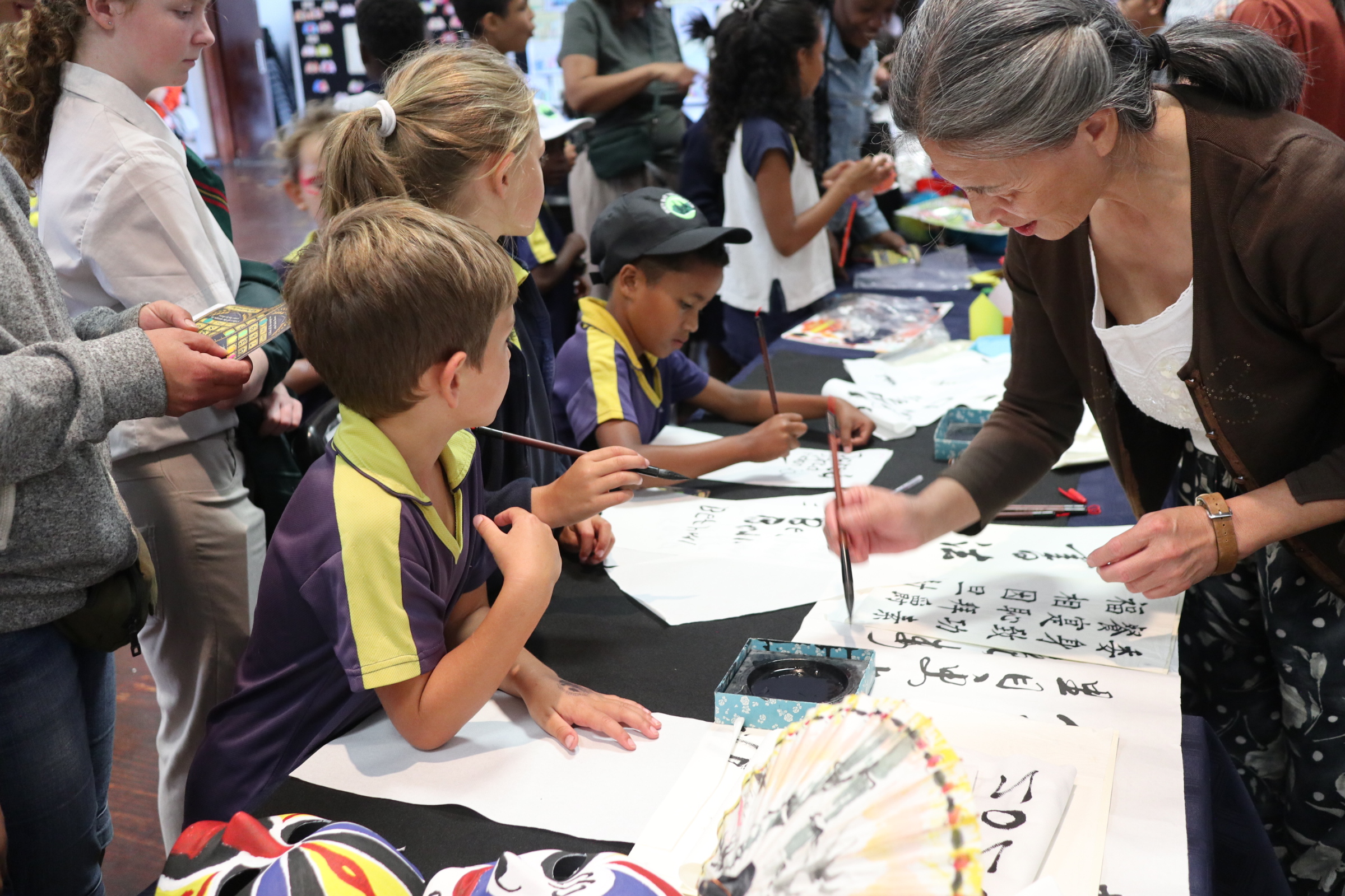 孩子們學習用傳統毛筆書寫書法。