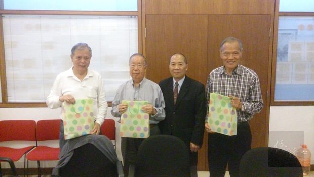 林志孟(右2)代表巴西中文教學協會致贈三位評審禮物，感謝他們閱卷的辛勞。