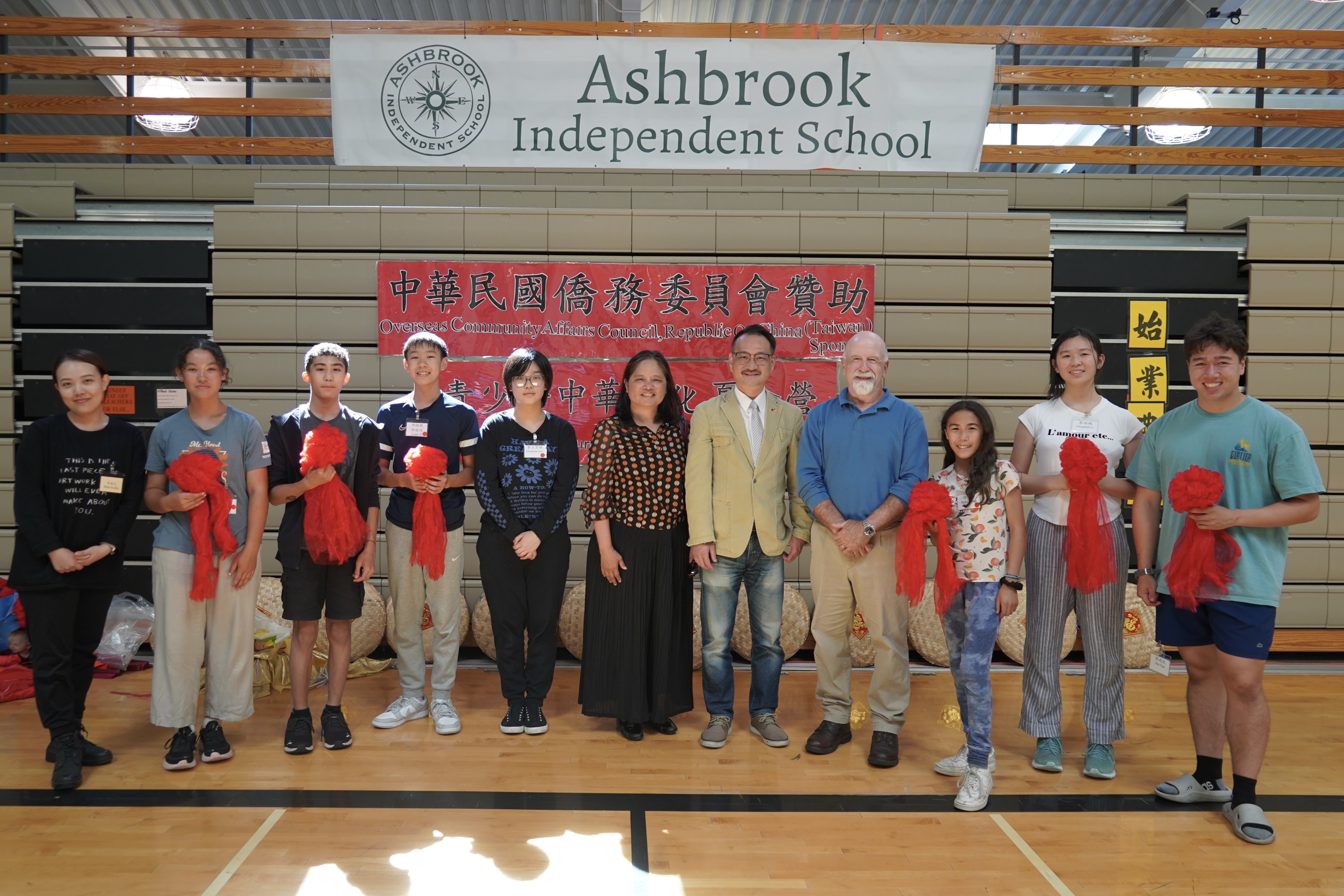 阮副委員長昭雄和西雅圖文教中心林主任美玲到夏令營訪視