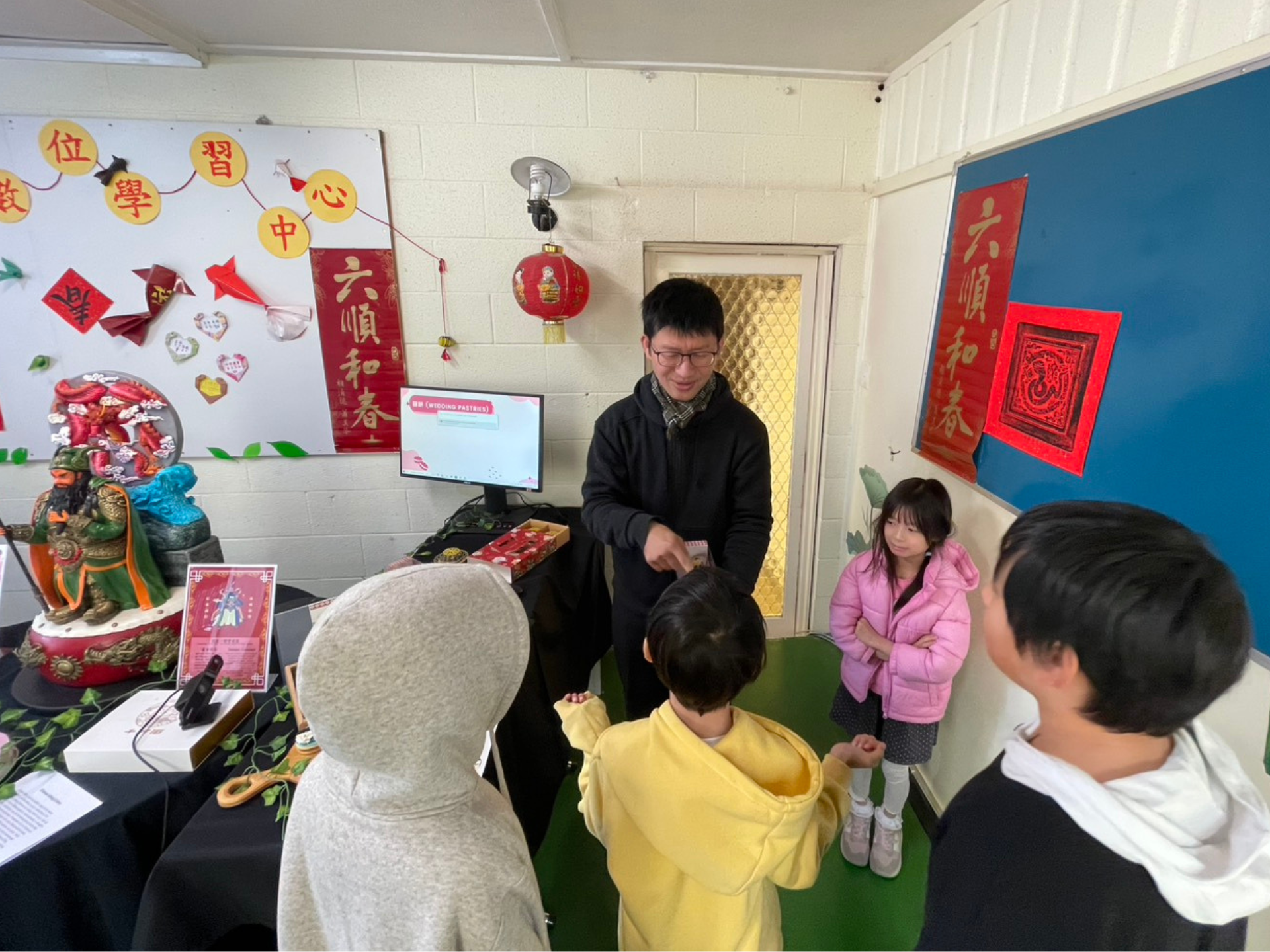 主任石清文導覽，學生近距感受甜點魅力