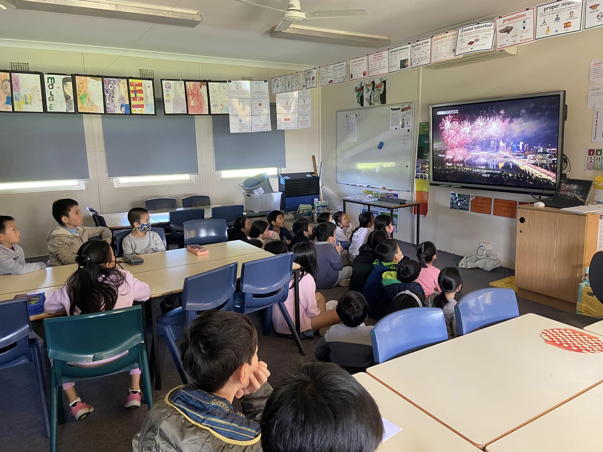 同學們觀賞全球華人社區慶祝中秋節活動的影片