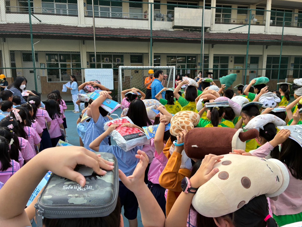 大家有條不紊地排隊