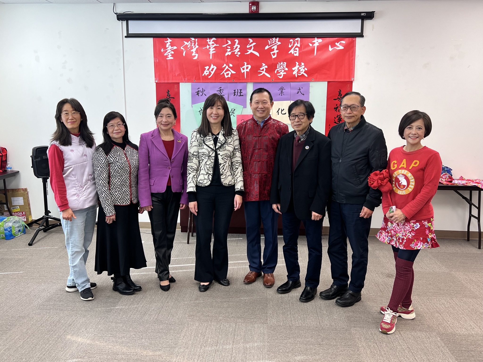 由左至右為：任鳳儀老師、李希奇教授、魏德珍僑務委員、莊雅淑主任、寇惠風校長、李文雄僑務委員、葉雲河僑務諮詢委員、王淑美老師