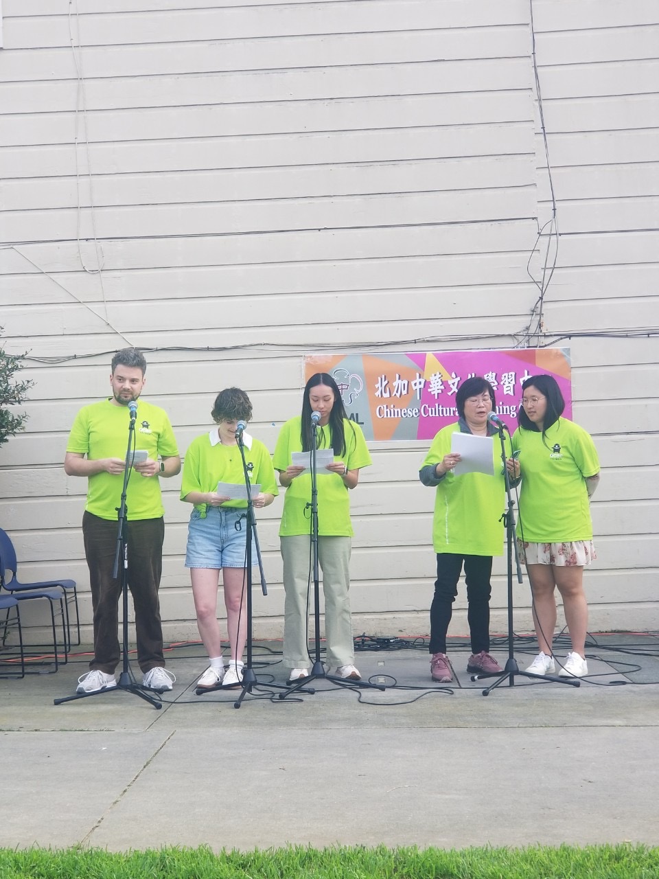 中文班與成人班帶來的相聲與詩詞朗誦展現深厚語文底蘊。