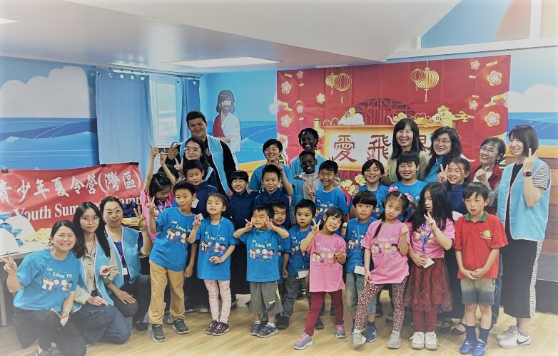 愛飛揚中文學校夏令營結業合影