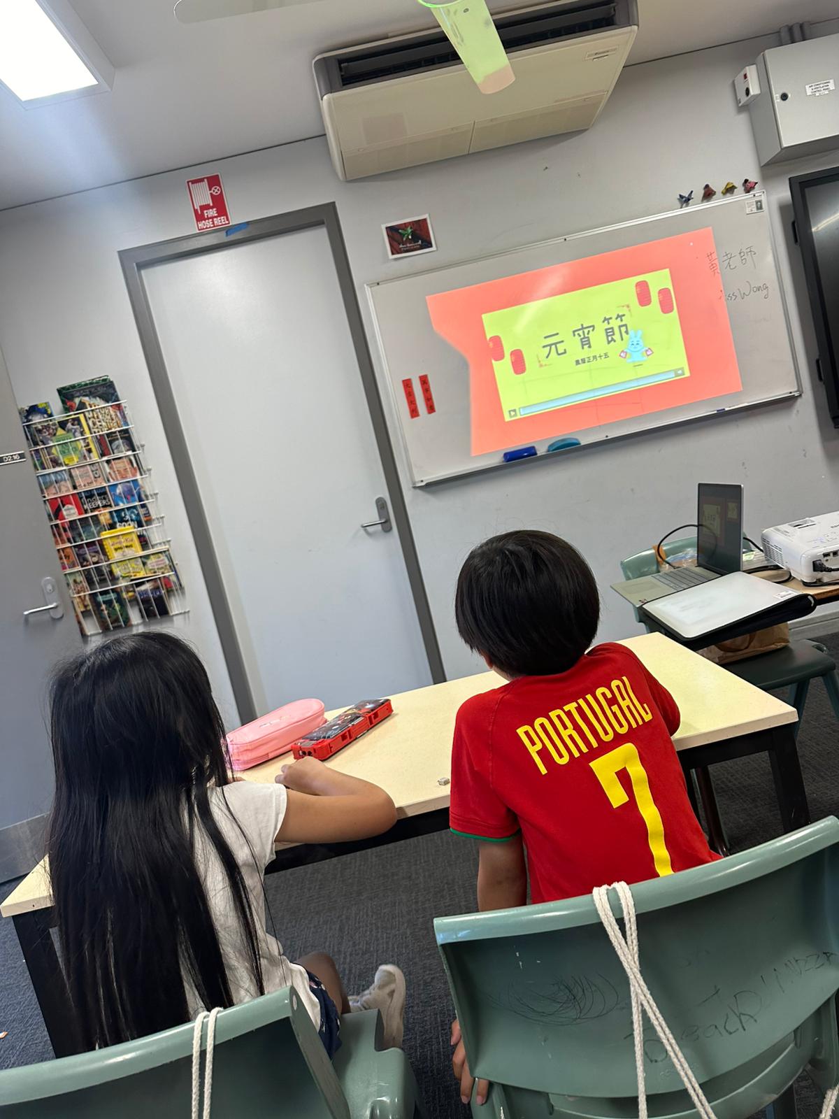 老師向學生解說元宵節的由來