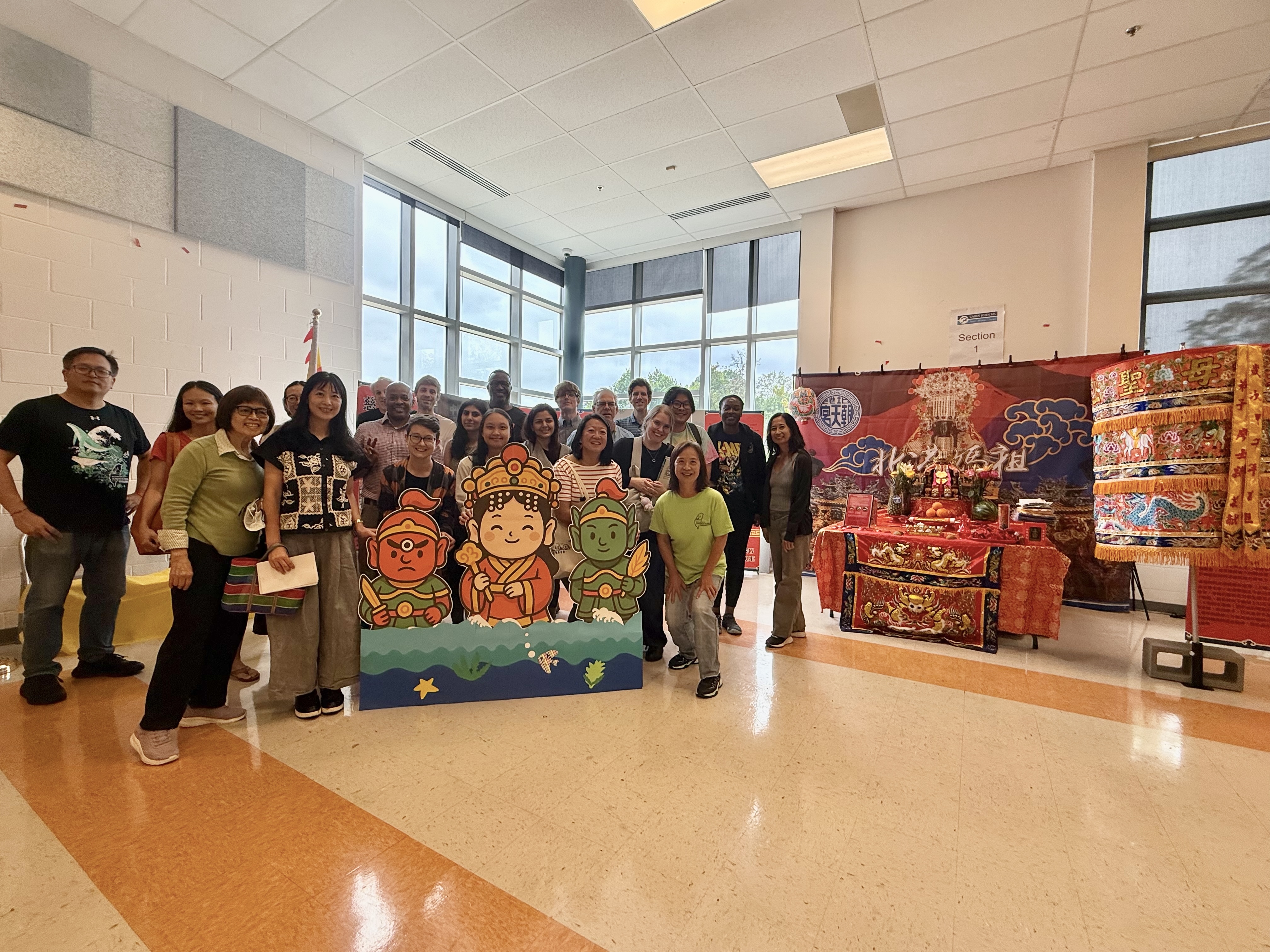 部分華語中心學生於會場媽祖香案合照