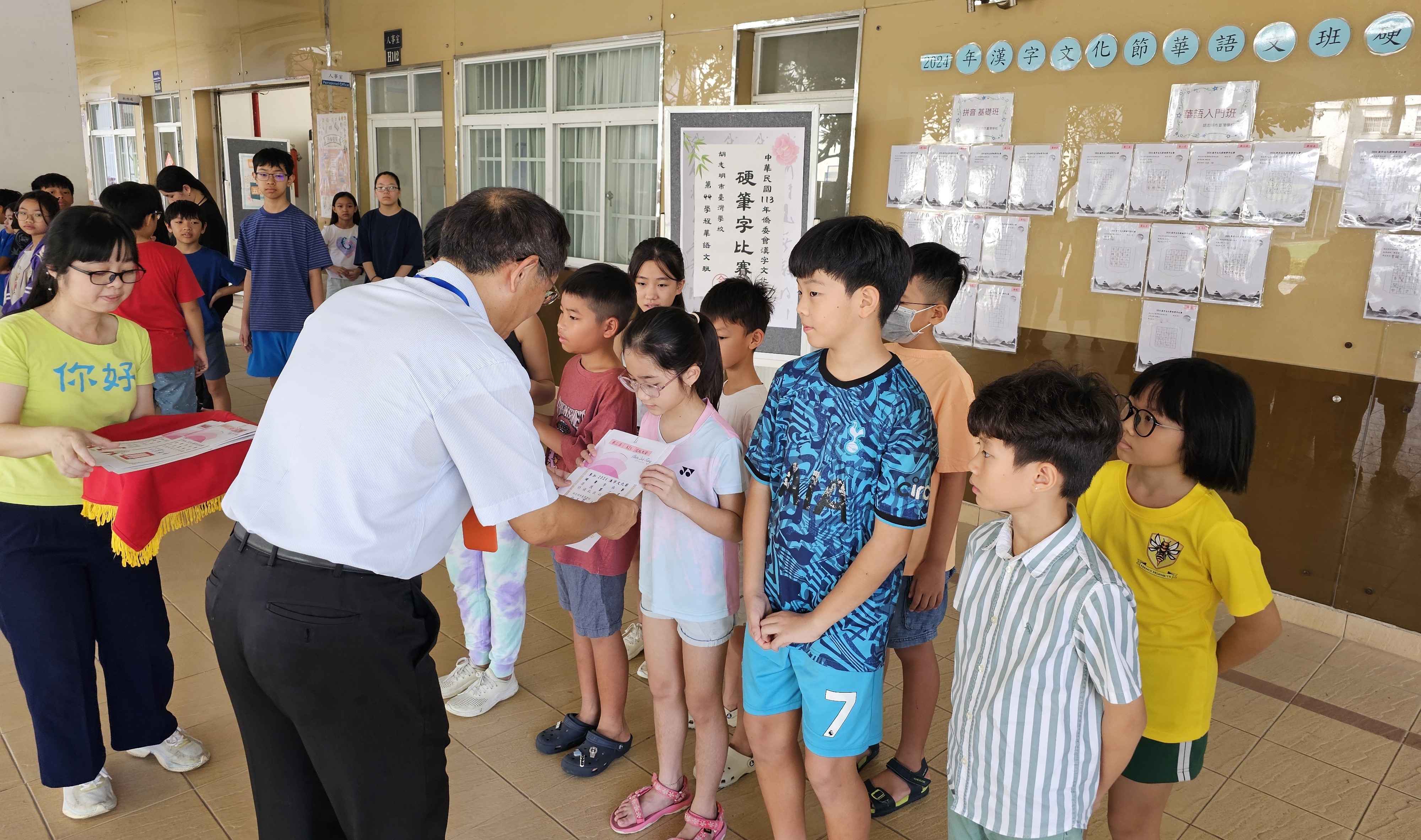 校長莫恒中頒發學生獎狀和獎品