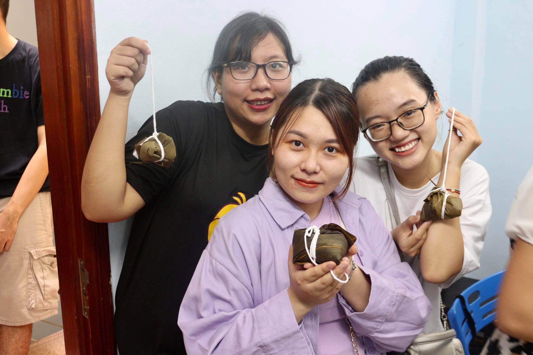 越南學生開心地拿著自己包的肉粽