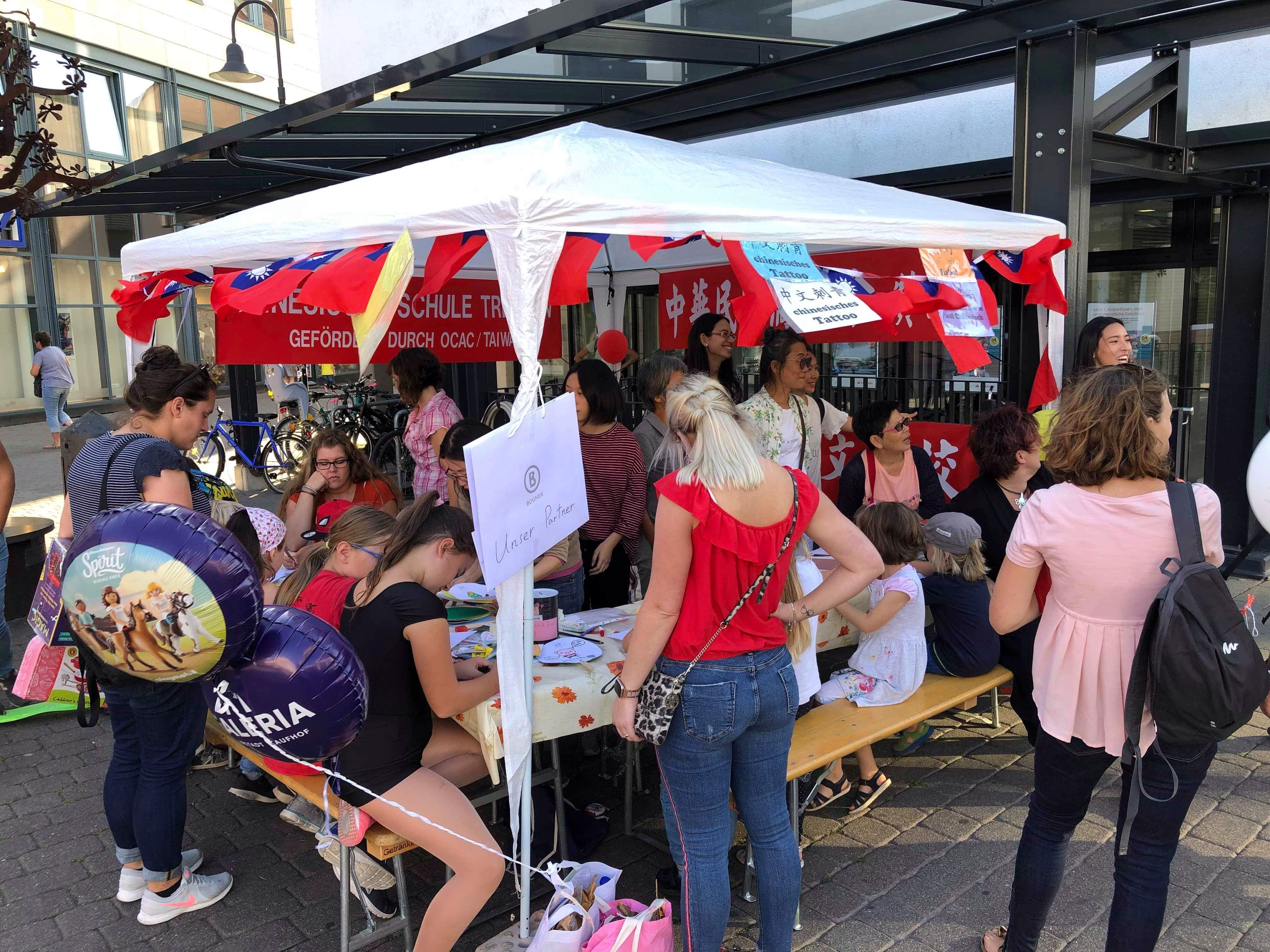 家長陪同小朋友參與活動