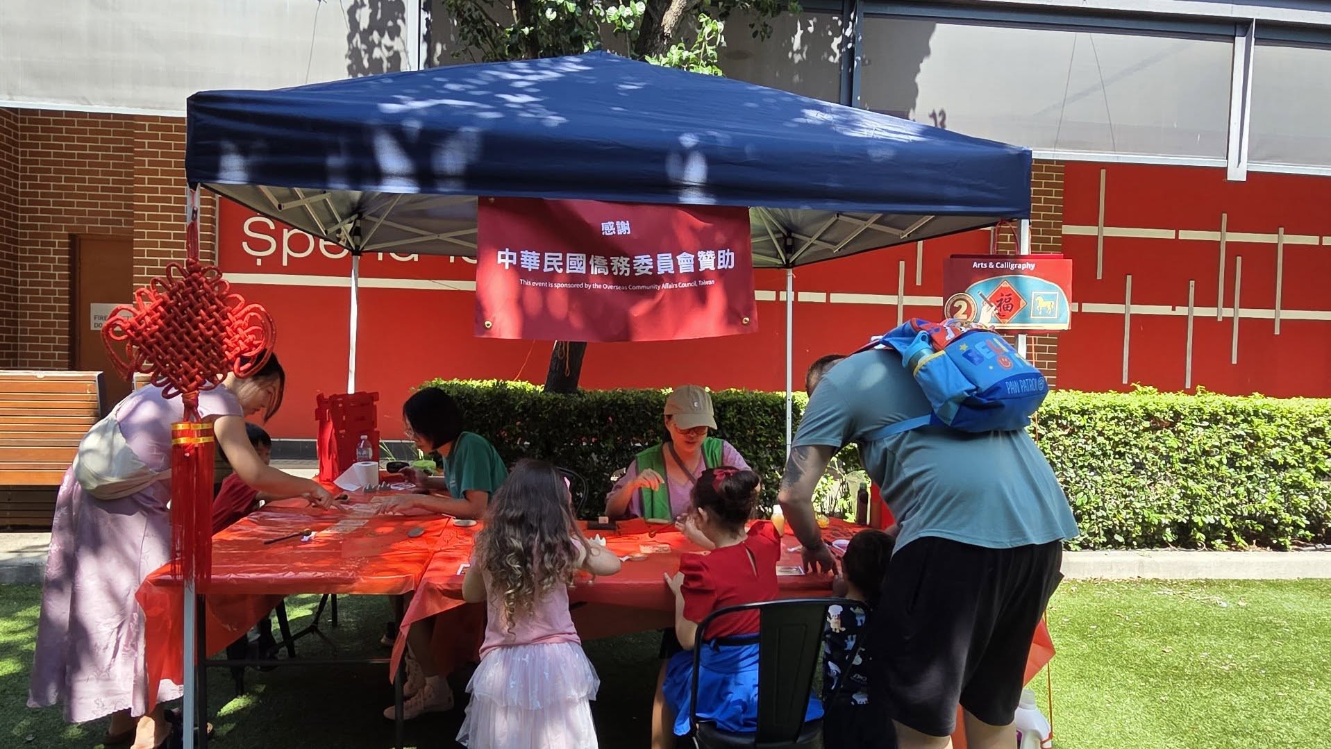 在僑務委員會贊助的書法台，民眾體驗提筆揮毫，親手寫下極具台灣特色的正體字「福」字。