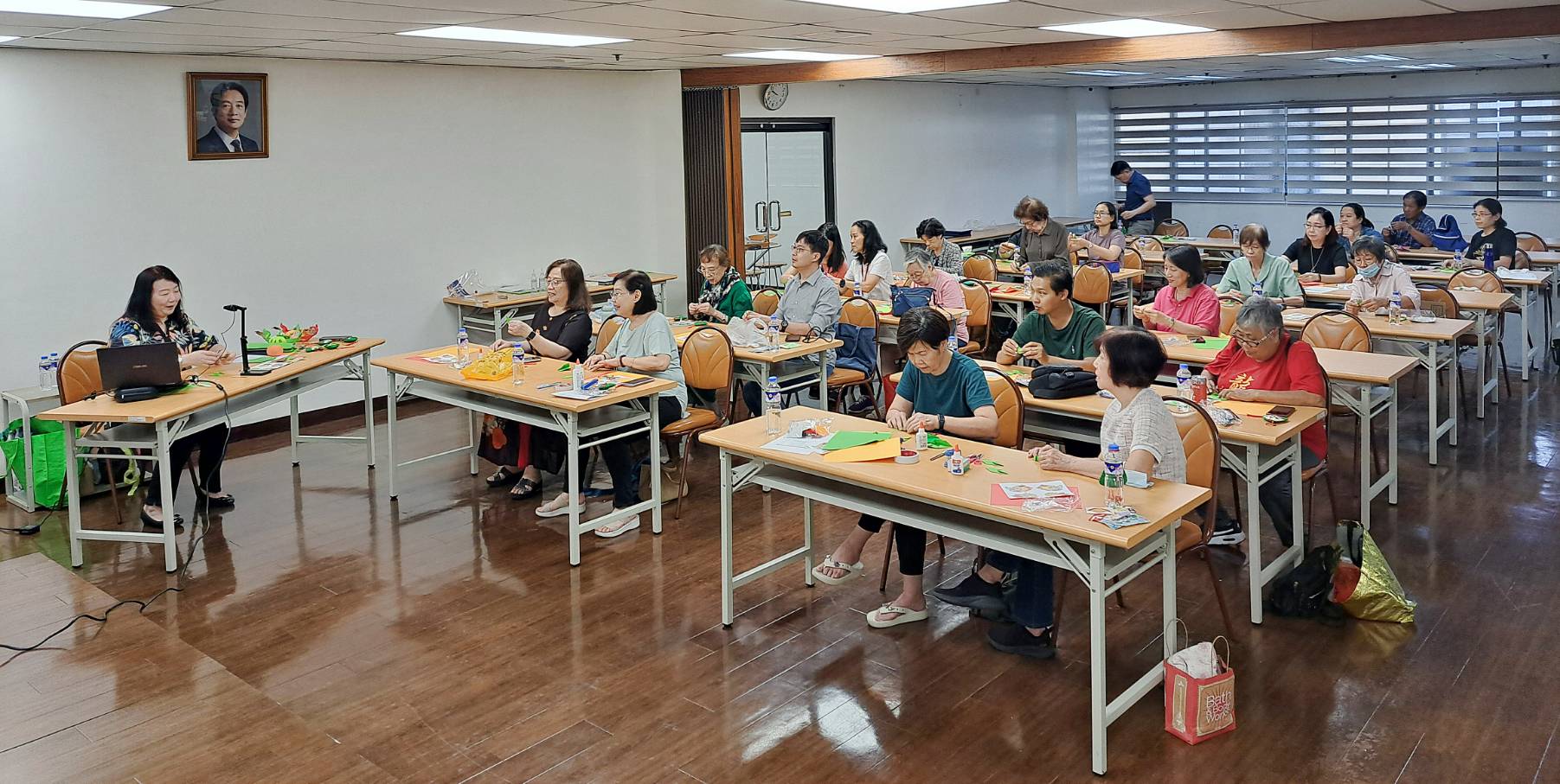 全場學員聚精會神動手製作