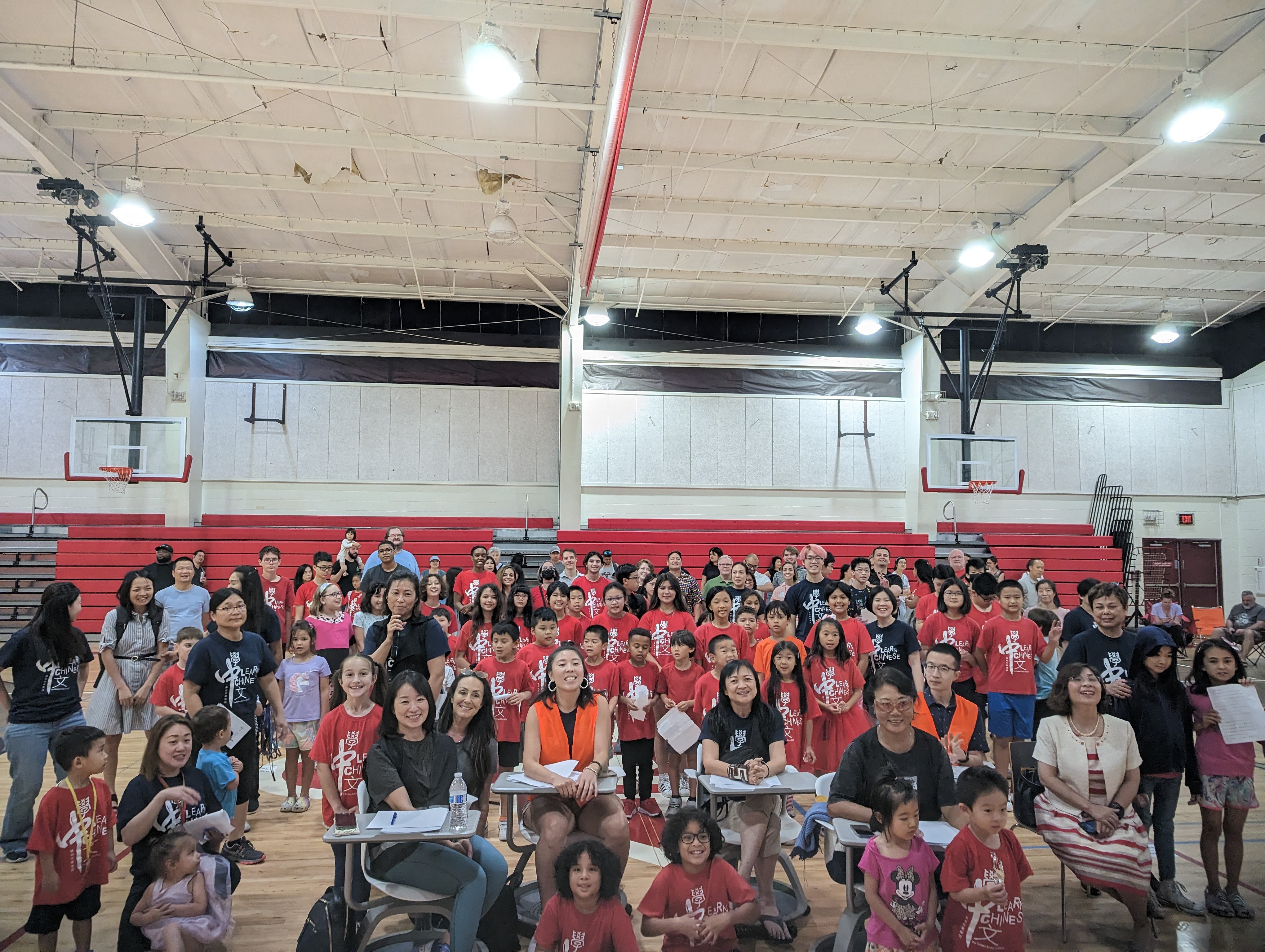 輕鬆又有活力的結束這場合唱比賽，氣分和諧。大家說，學中文好，唱歌更好，茄子，