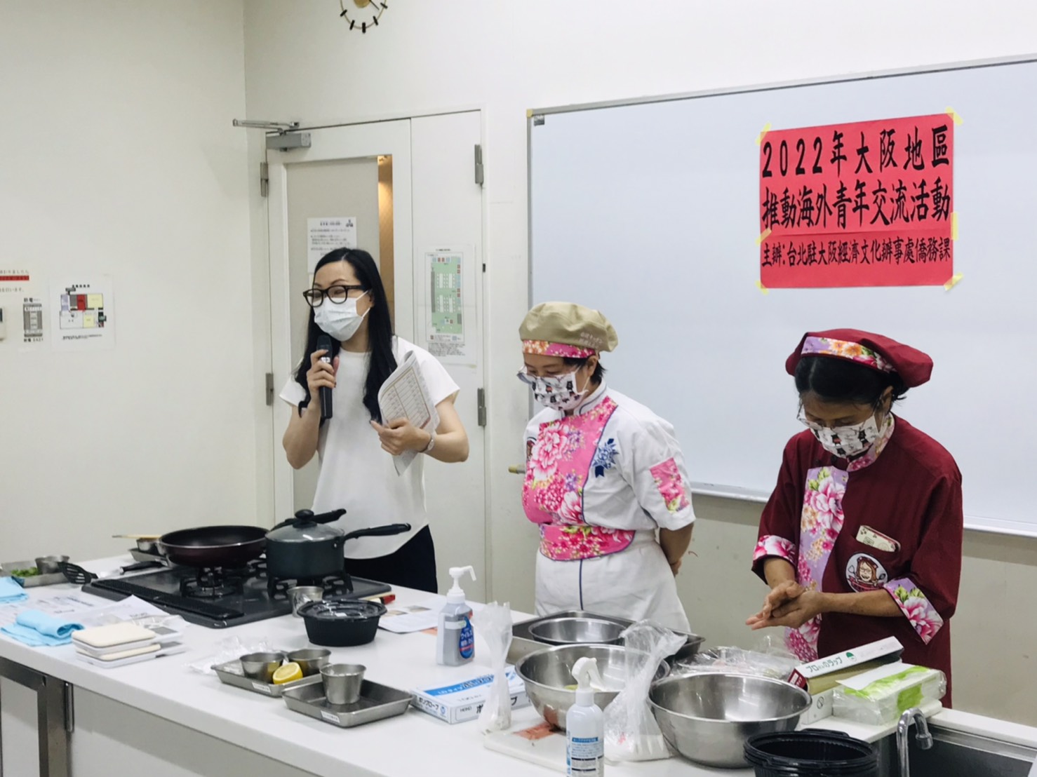 左起僑務課課長楊慧萍、講師陳洳豔、林美莉