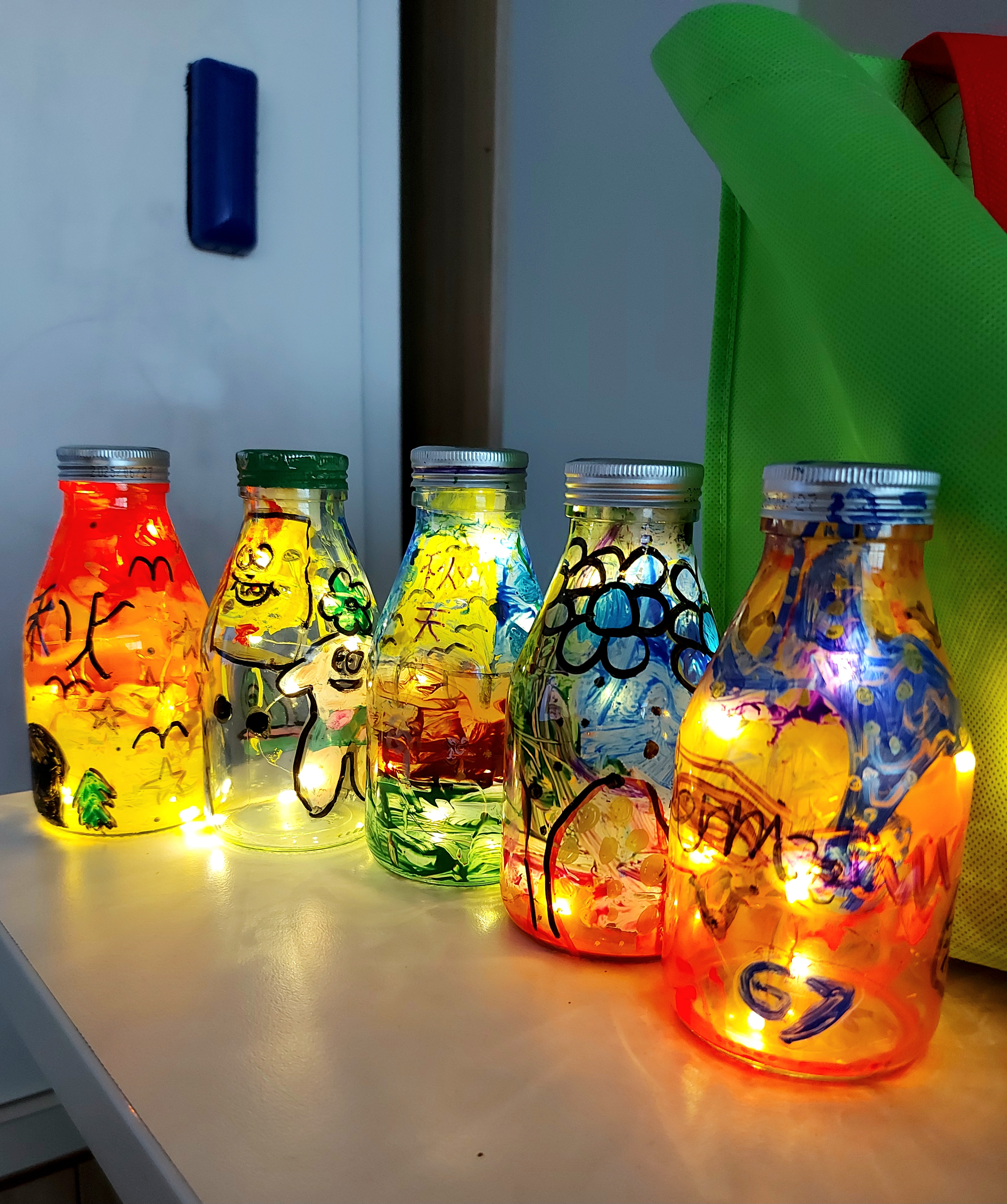 透過彩繪玻璃瓶與燈串的結合，學生們創作出充滿節慶氛圍的燈飾，光影閃爍間傳遞著溫暖的文化祝福。