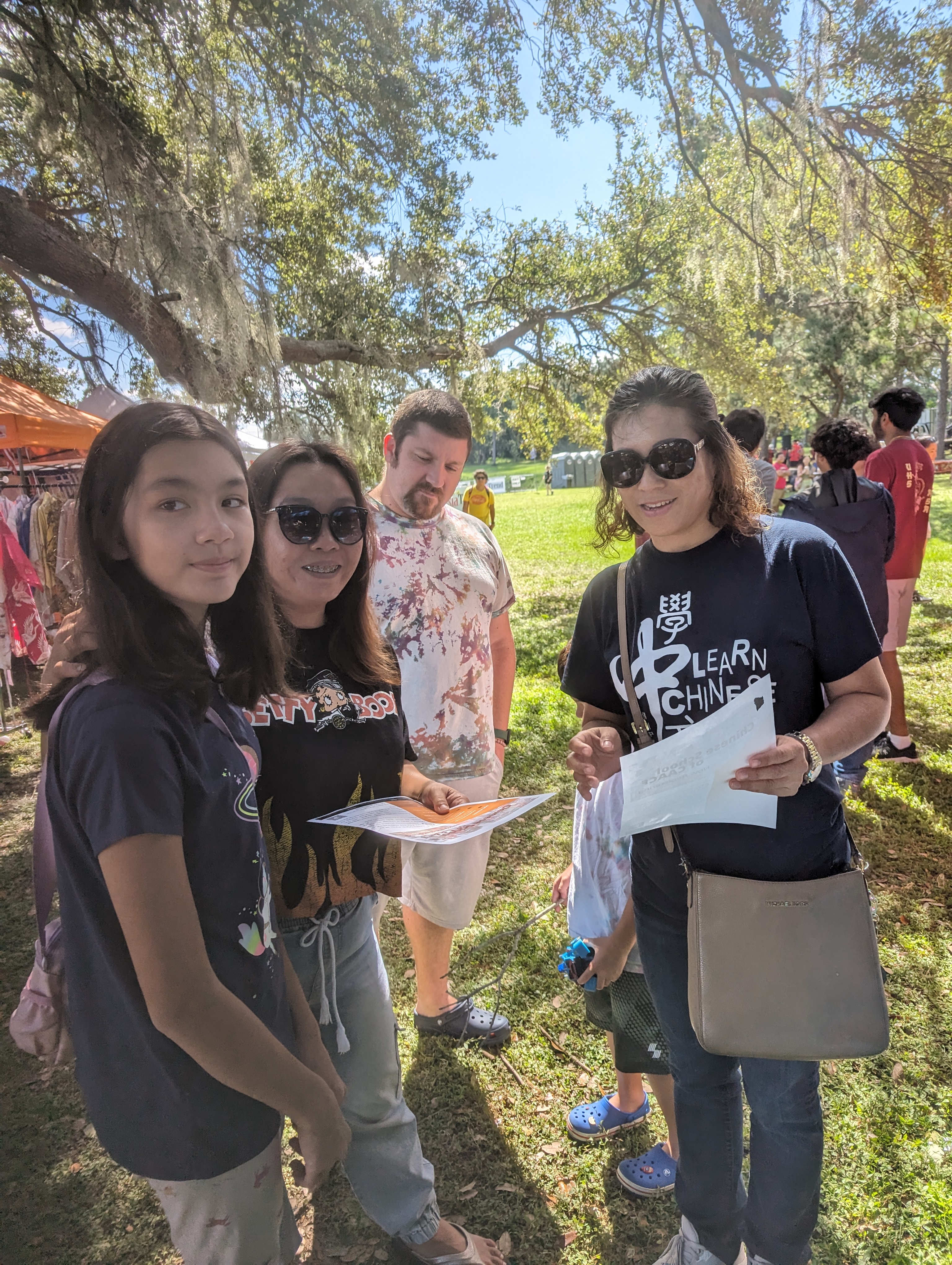 鄭蕙蕙校長正介紹著上中文學校年齡從3-99歲都歡迎