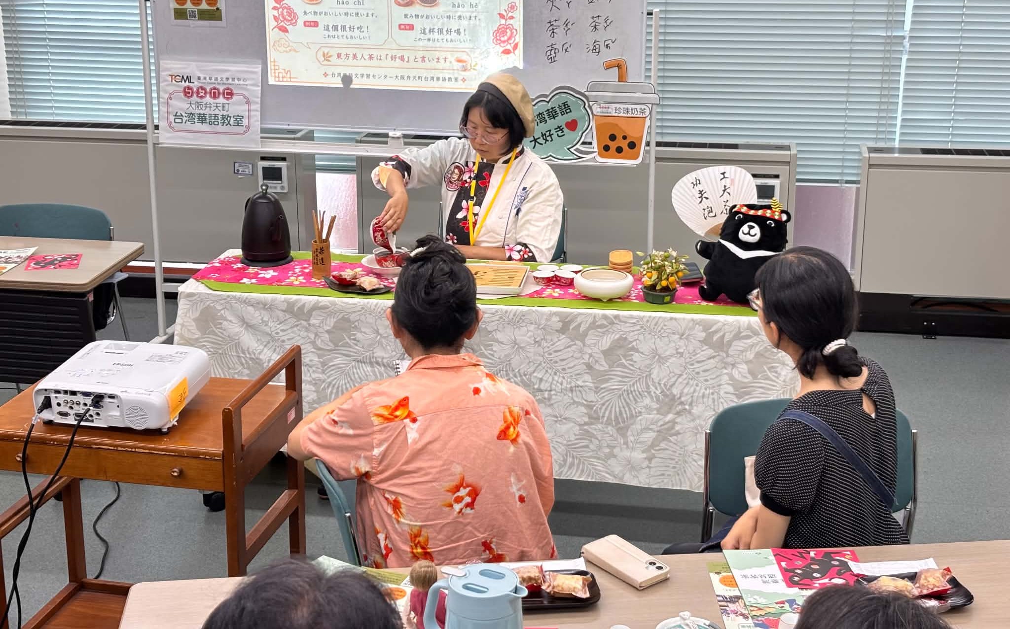 陳洳豔校長示範東方美人茶沖泡方式