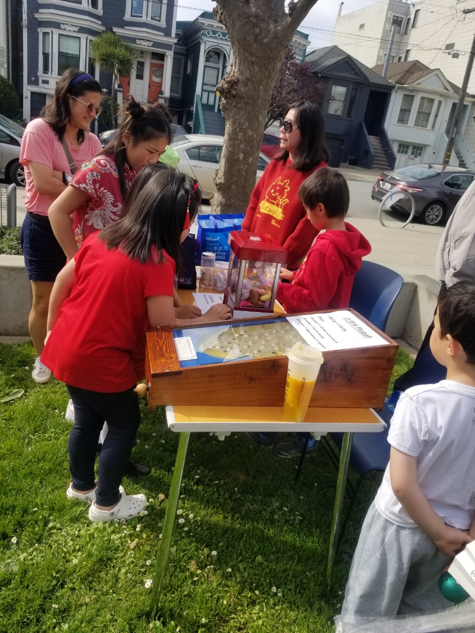 體驗台灣傳統童玩的攤位人氣超高!大人小孩都玩得不亦樂乎!