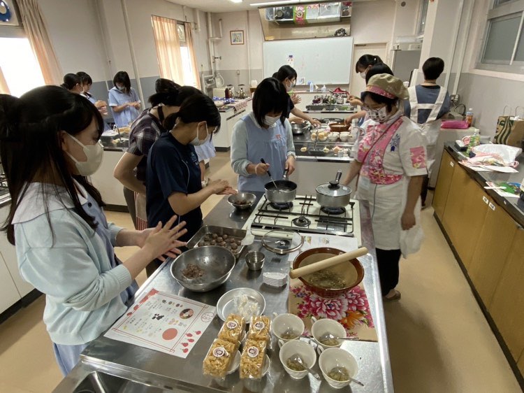 指導學生製作地瓜圓