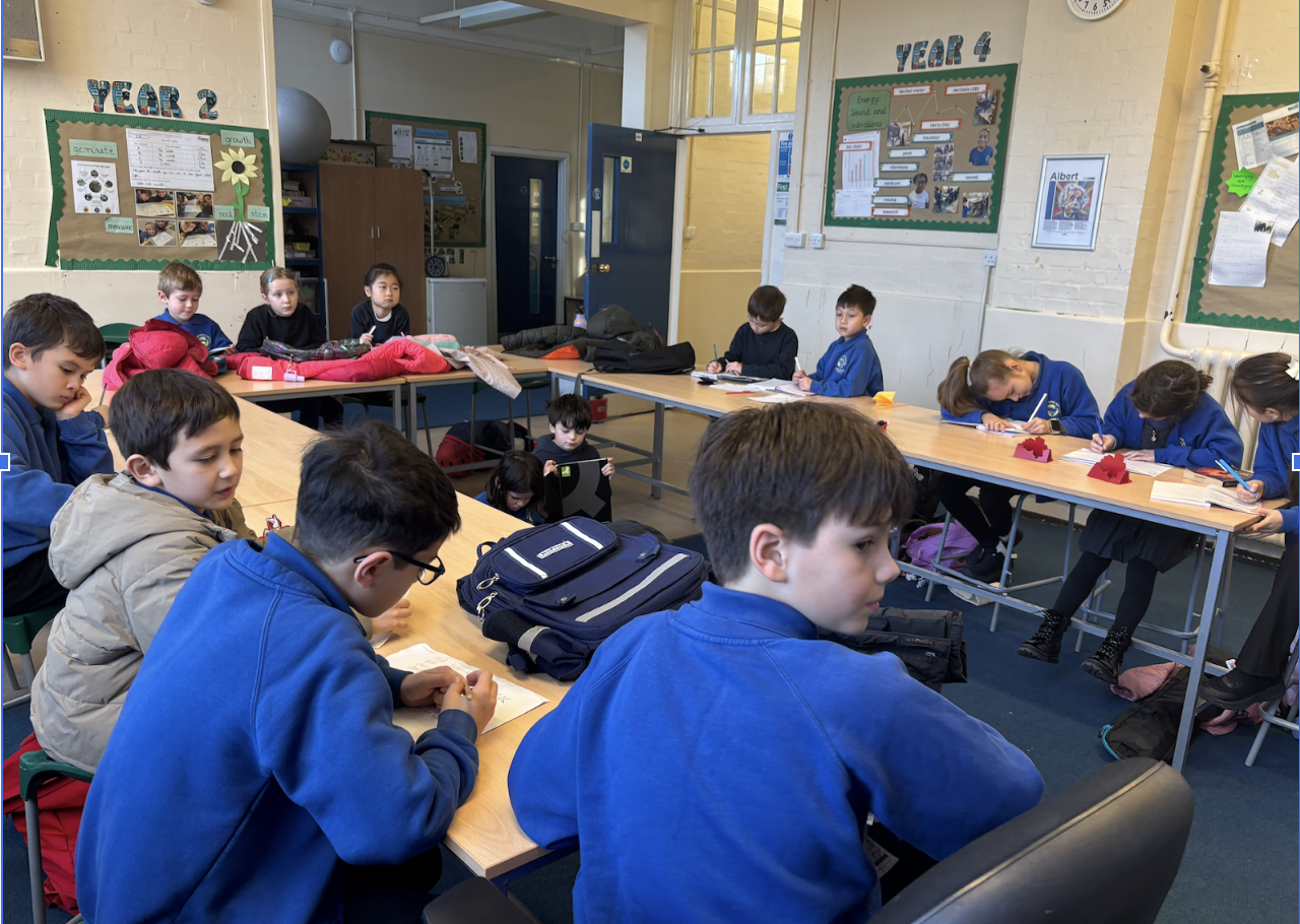 學生們正在認真準備中文故事的主題。