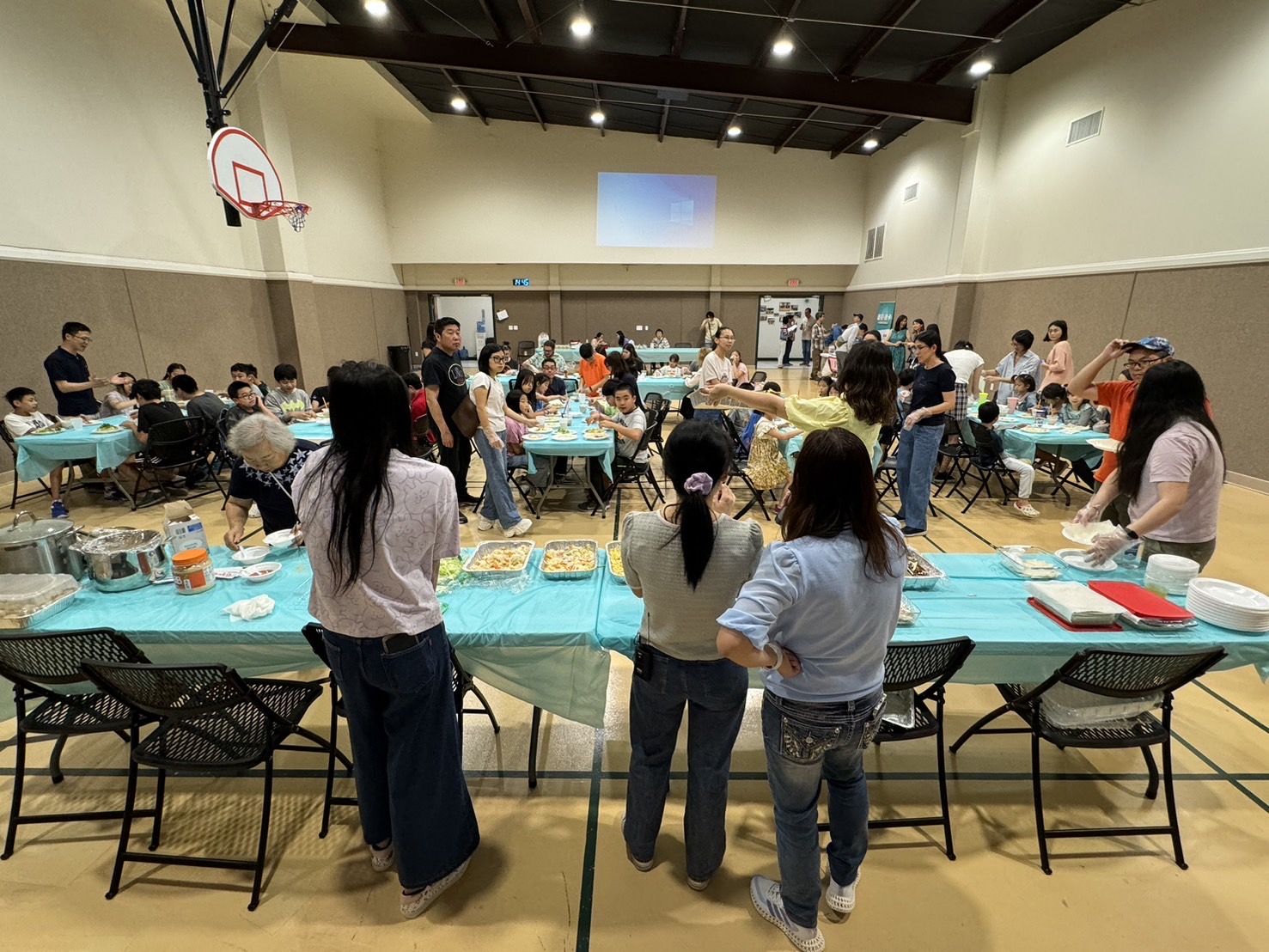 TCML老師逐一介紹潤餅食材