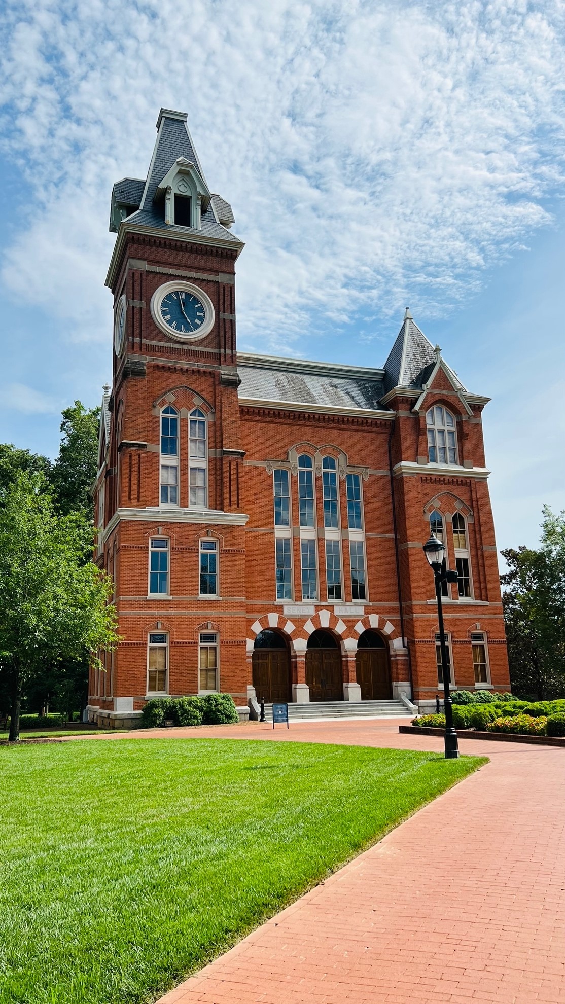 Emory Oxford建於1881年的標誌性建築 Seney Hall