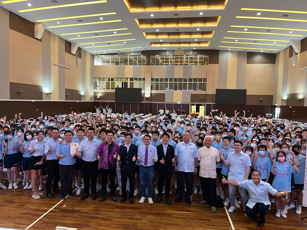 雪蘭莪州巴生中華獨中共有350位學生現場集體揮毫
