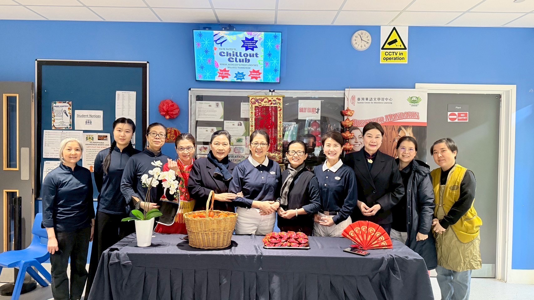 幾位遠從牛津、Alysbury來助緣的慈濟志工, 除了場地佈置也親手為來賓準備美味素食三明治點心等