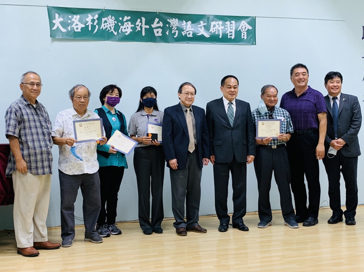 研習會授課講師接受台灣學校頒贈感謝證書後與貴賓合影。
