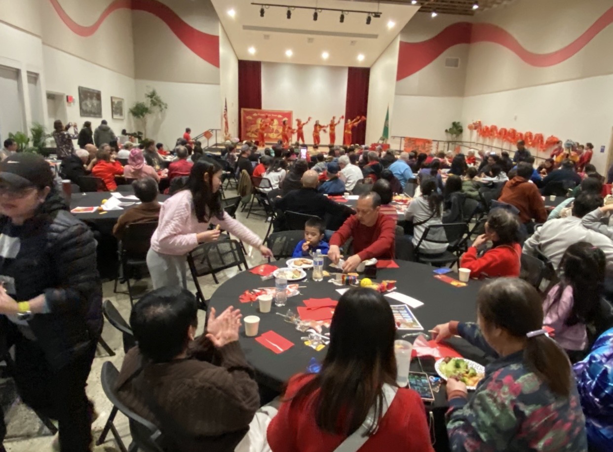 滿場來賓欣賞台灣民俗舞蹈表演