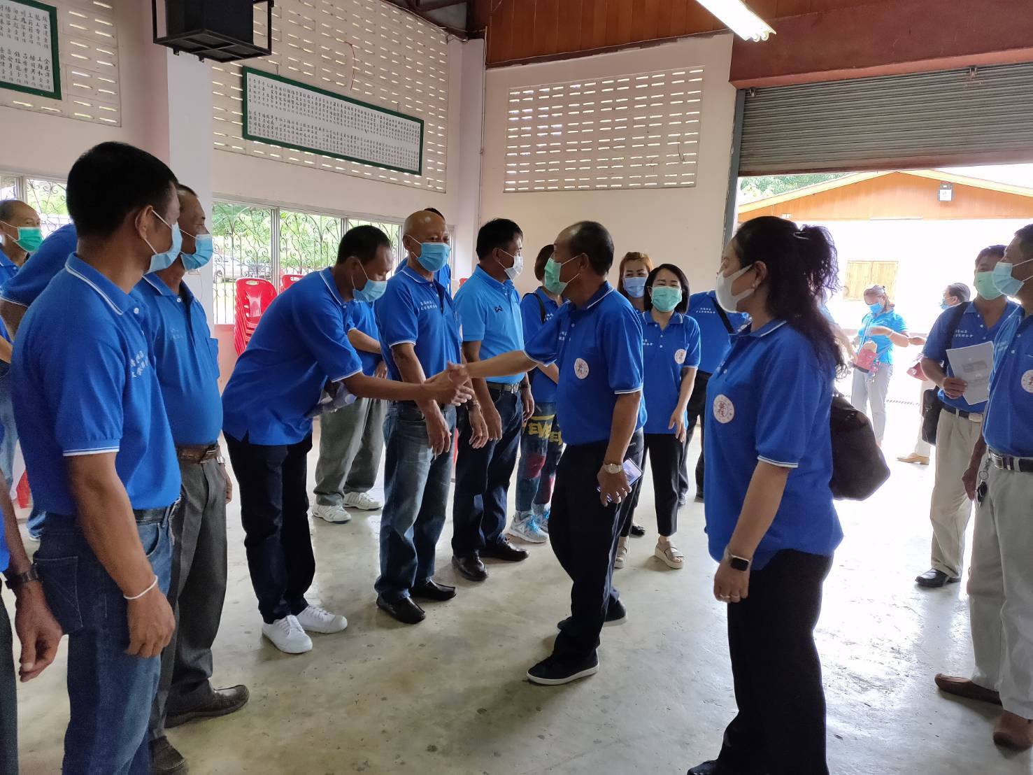 各校校長教師迎接王會長賢伉儷