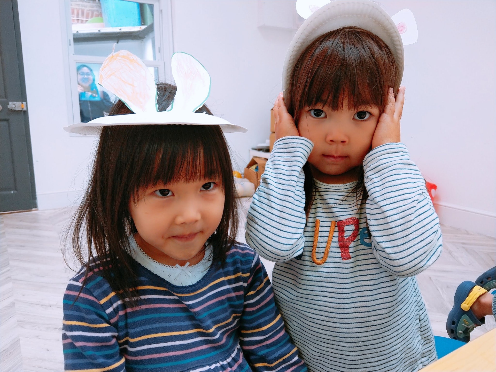 中秋節聯想到的動物就是小兔子，老師教低年級的小朋友做兔子帽，小女生非常的喜歡！