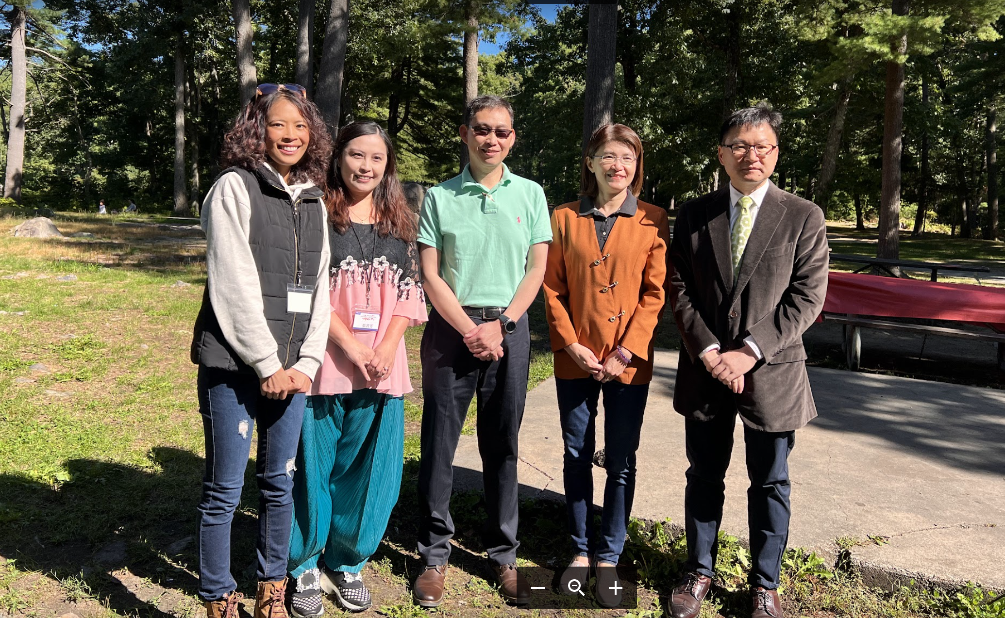 左至右分別為：許瑛伶、張君芳、臺北經文處處長孫儉元、教育組組長黃薳玉、波士頓僑教中心主任潘昭榮