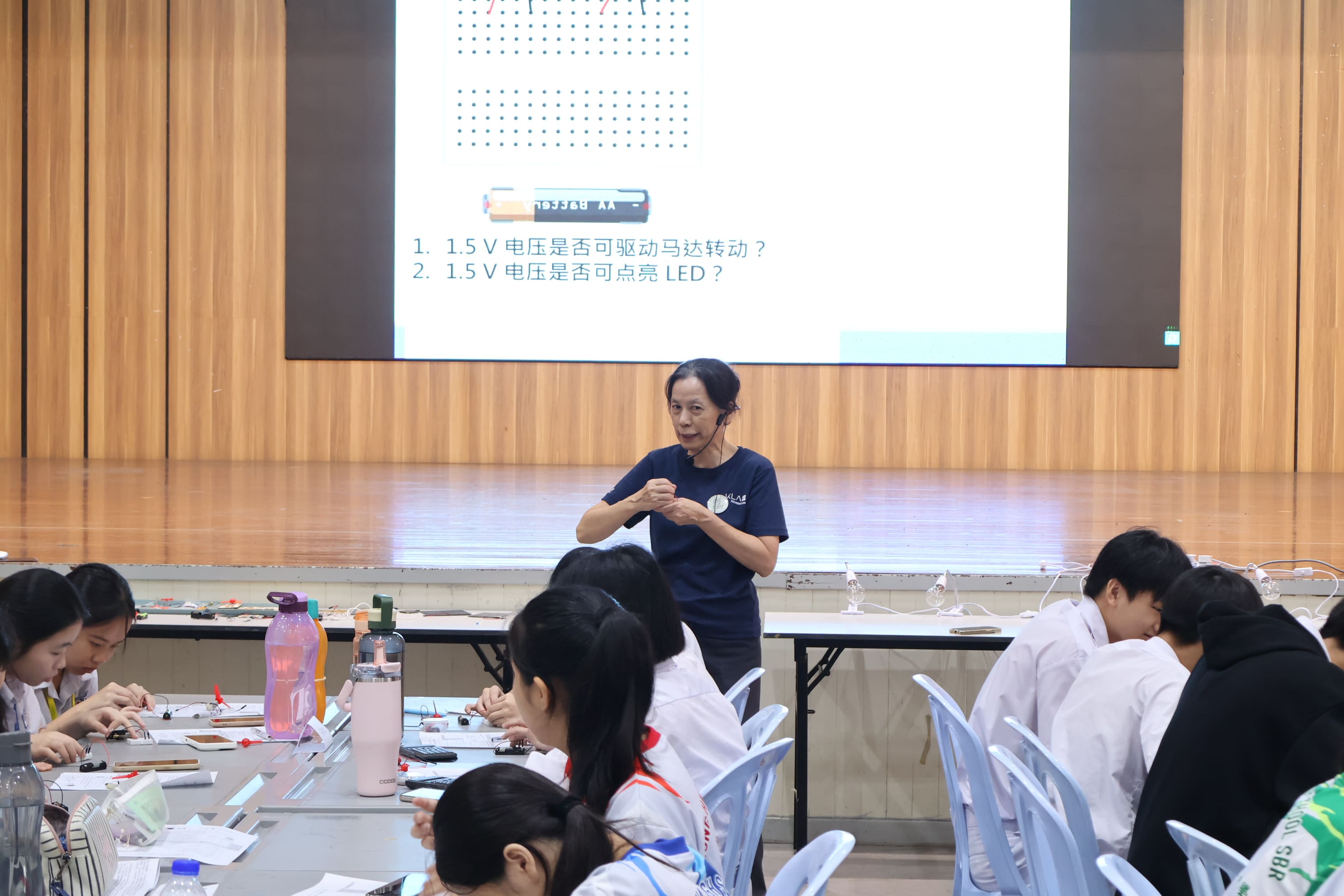 學生認真學習電路、製作屬於他們的第一個節能智慧光電小屋