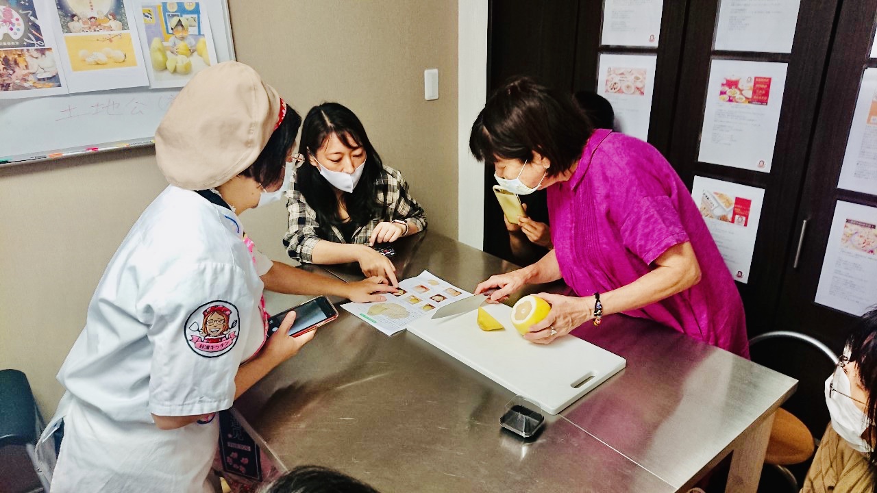 入門班學生體驗切臺南文旦