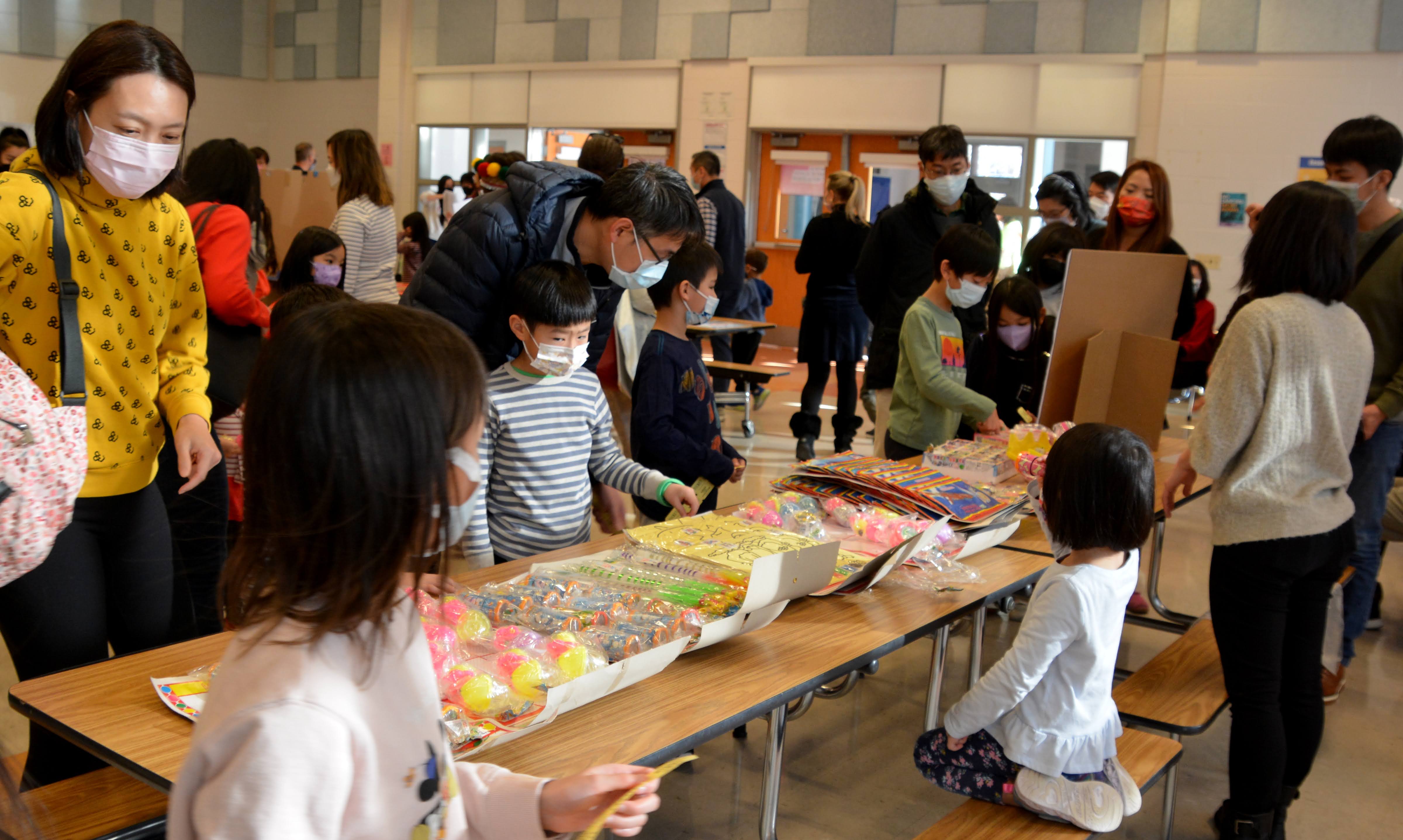 「抽抽樂」古早味甘仔店抽奬玩具陳列排開讓孩童們體驗古早味玩具