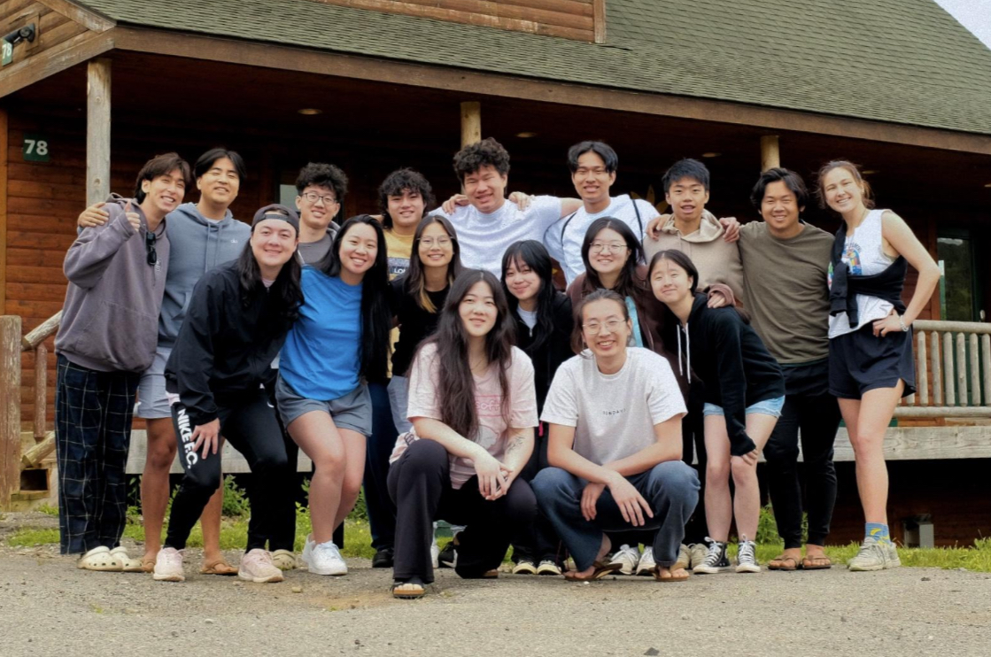 參與本屆領袖輔導營的15位優秀僑青及兩位總輔導長鄧雨竹（前排左），竇迪（前排右）