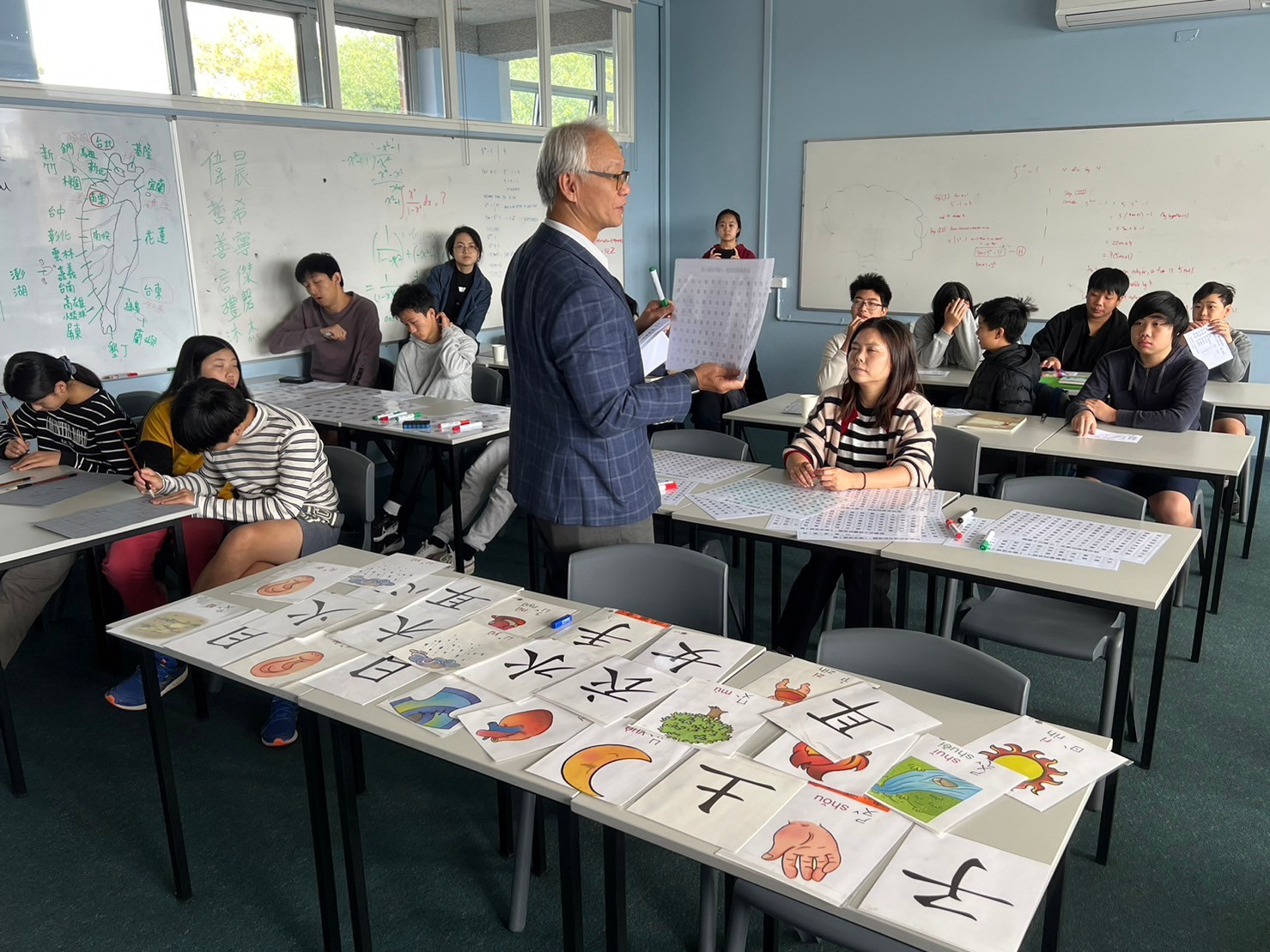 校長解說漢字闖關活動