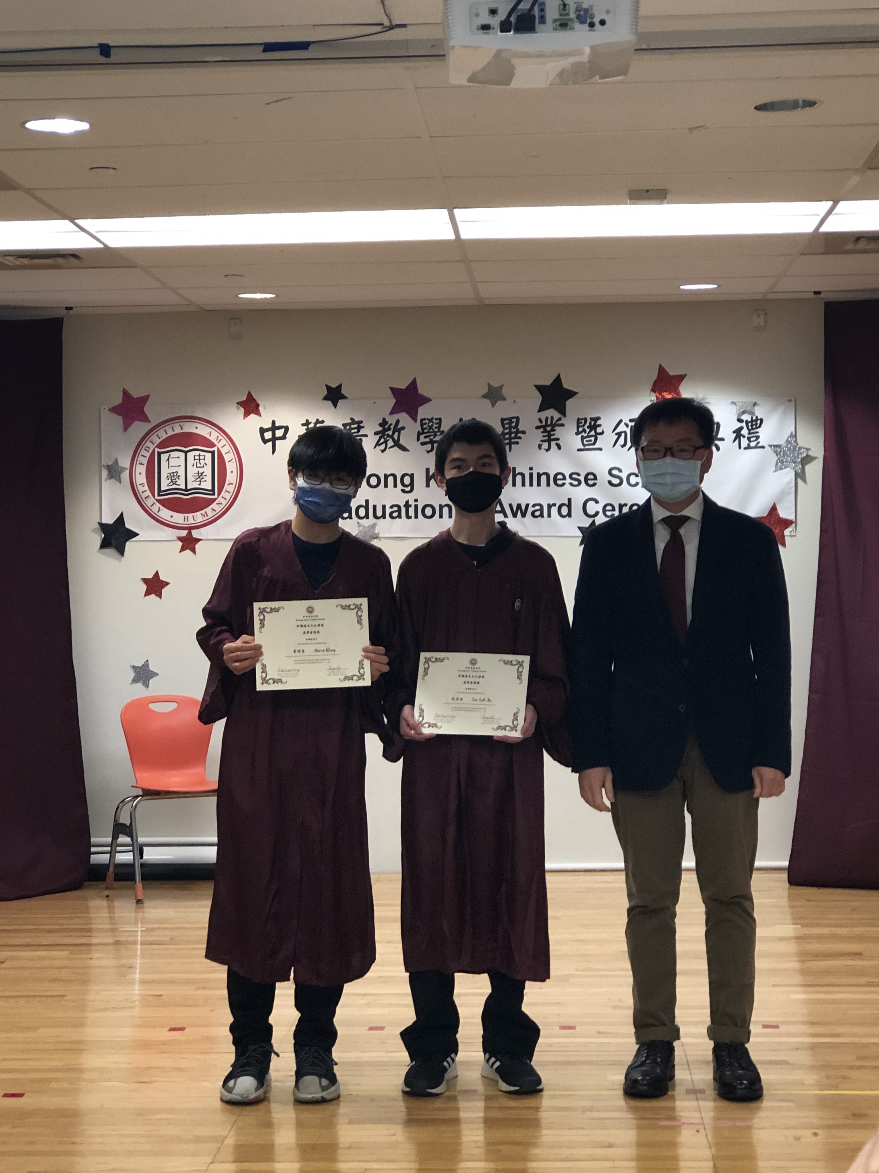 潘昭榮主任頒發獎學金和獎狀給畢業生代表和活動司儀。