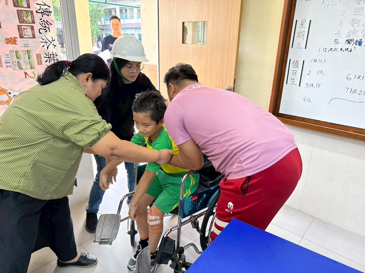 救護組針對傷者做及時處置