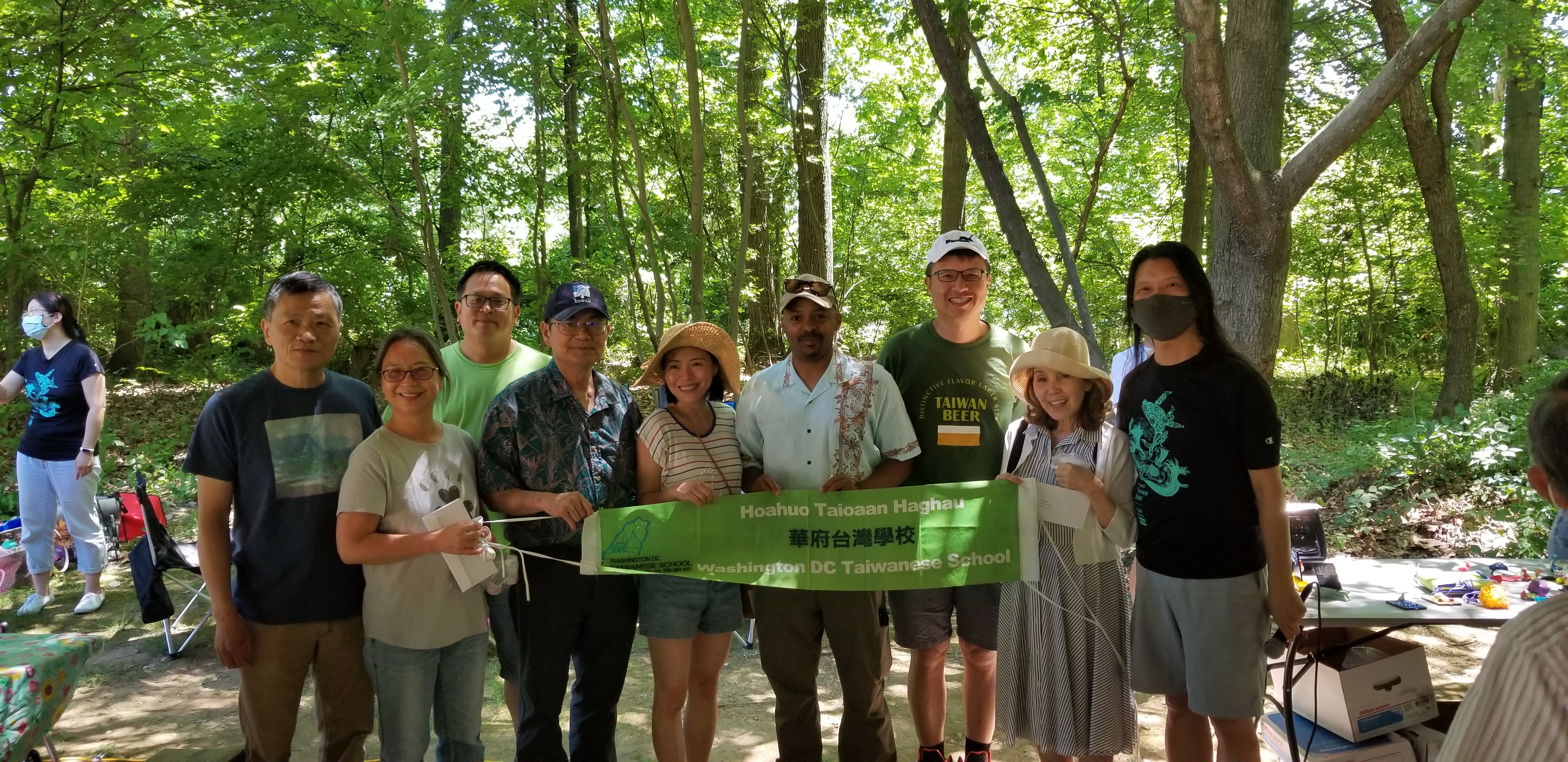 日語課老師和學生上臺頒獎