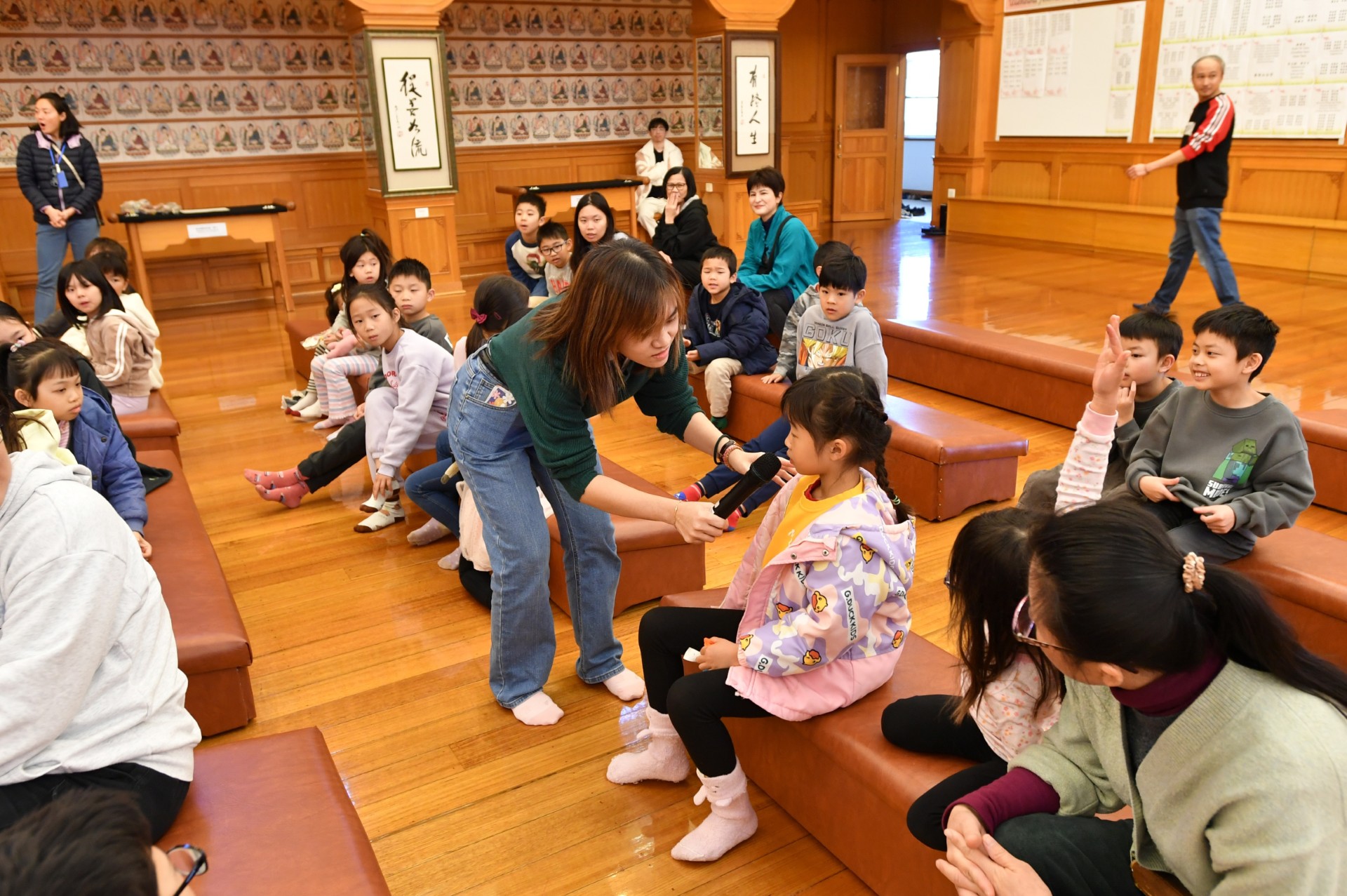 現場有獎問答增加樂趣，給學生了解樂器演奏時技巧。
