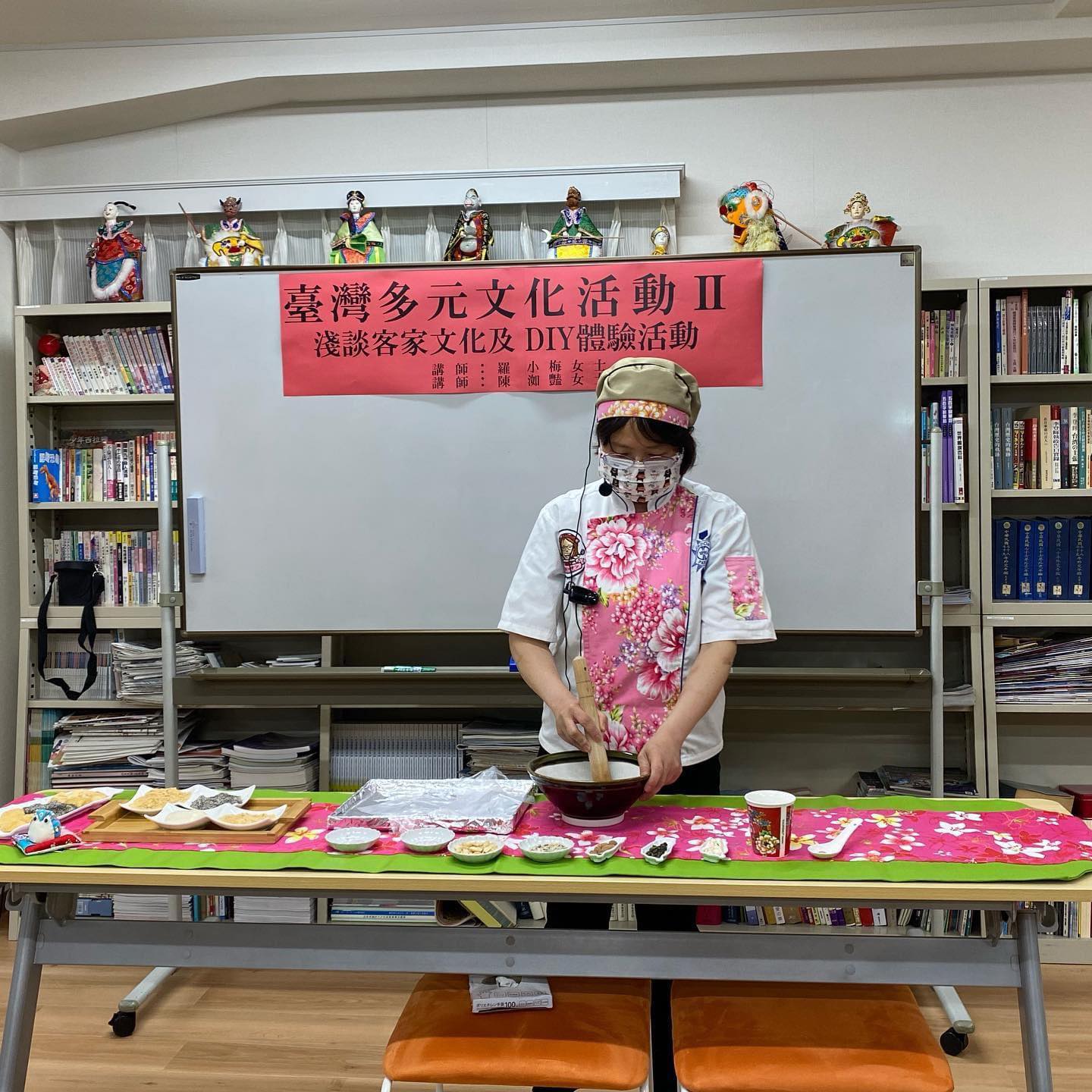 接著為大家進行客家擂茶示範